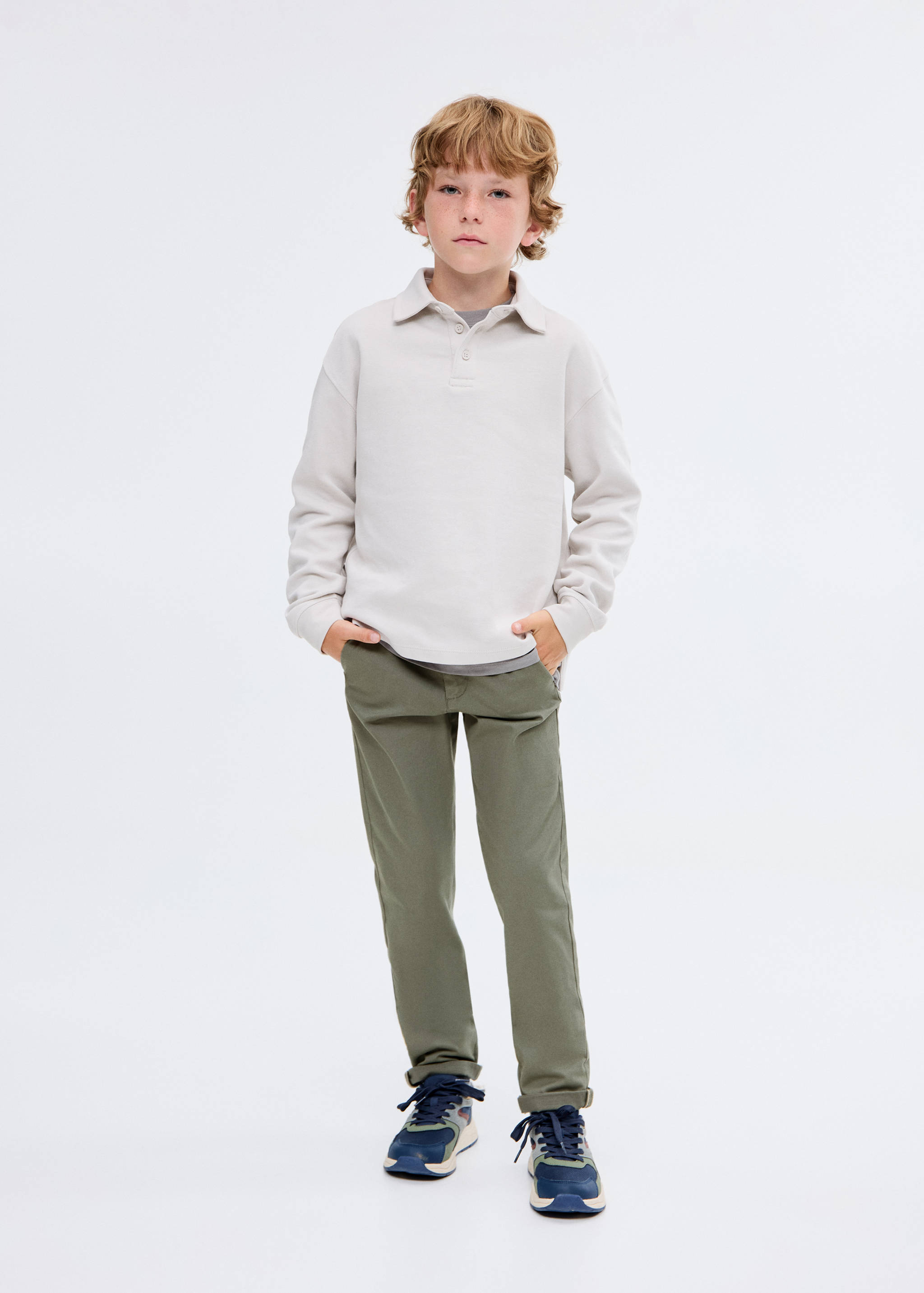 Pantalón chino liso - Plano general