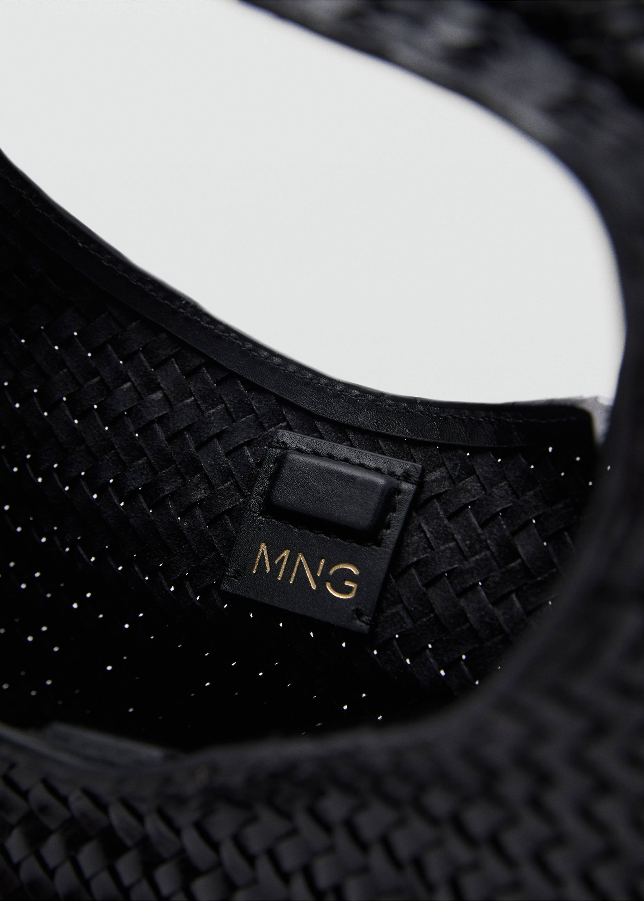 Mini braided leather bag - Details of the article 2, Black. Ref: 17071265-00.
