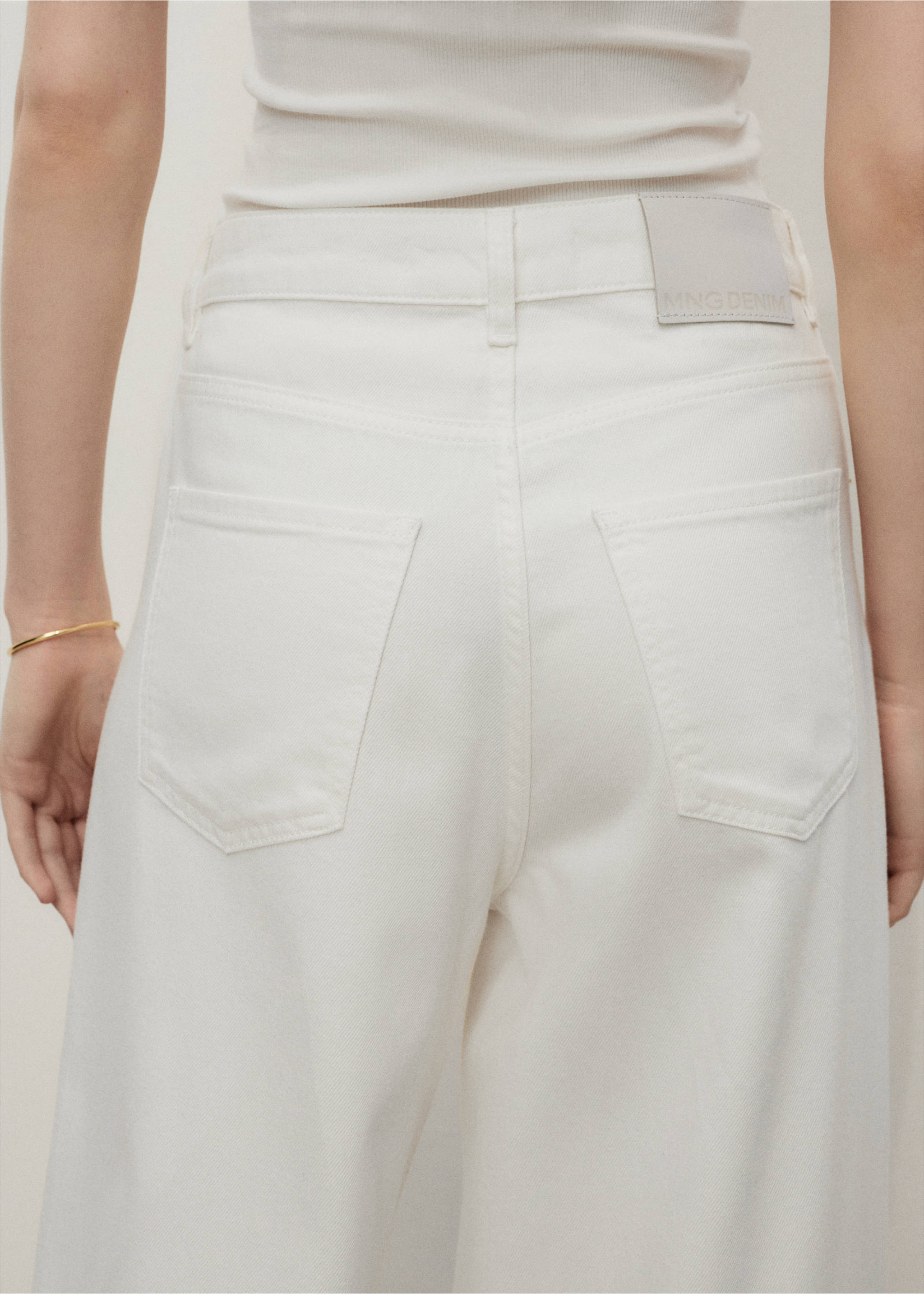 High-waisted wideleg jeans - Details of the article 6, White. Ref: 17071270-00.
