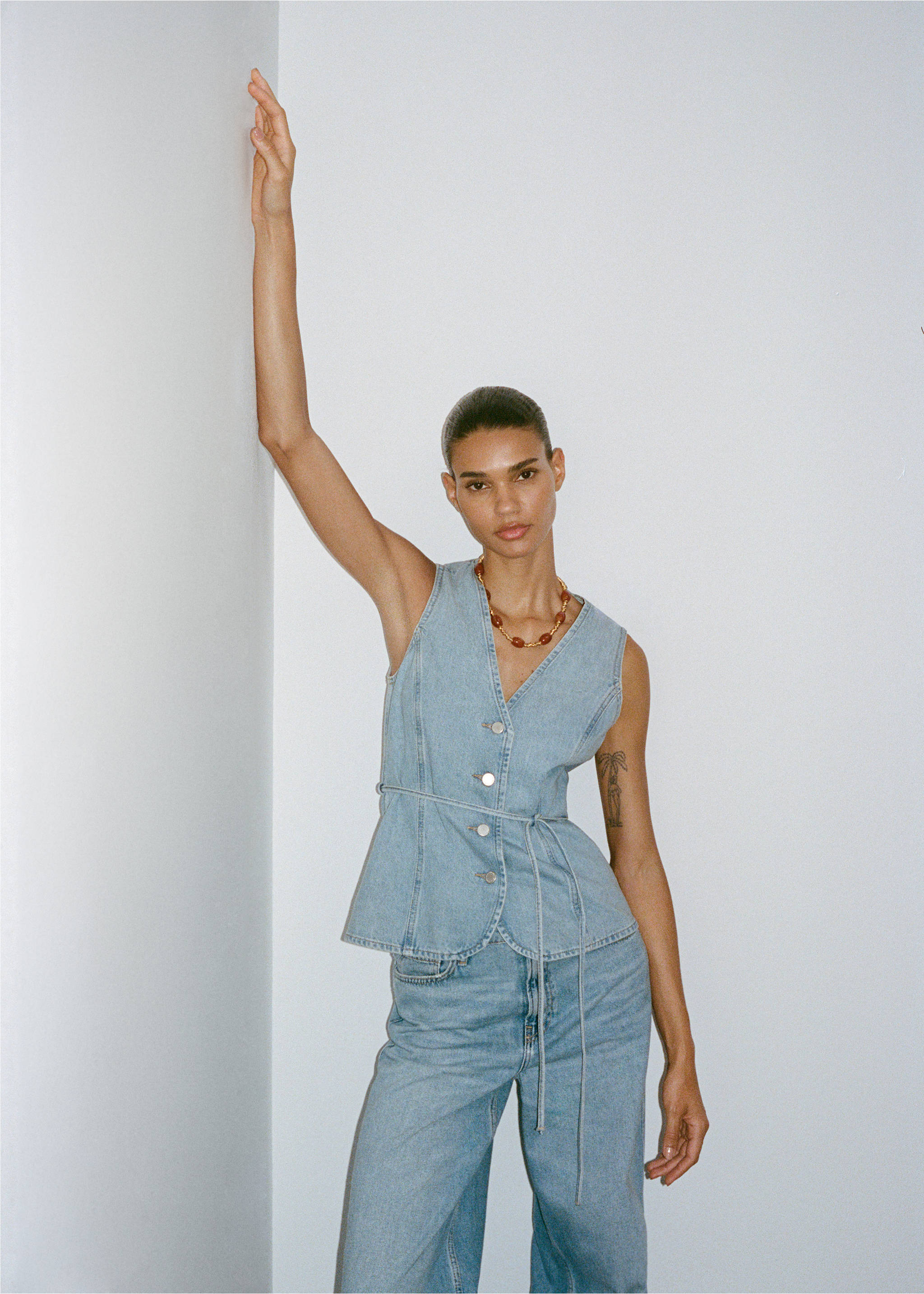 Buttoned denim gilet - Details of the article 7, Medium Blue. Ref: 17071272-00.