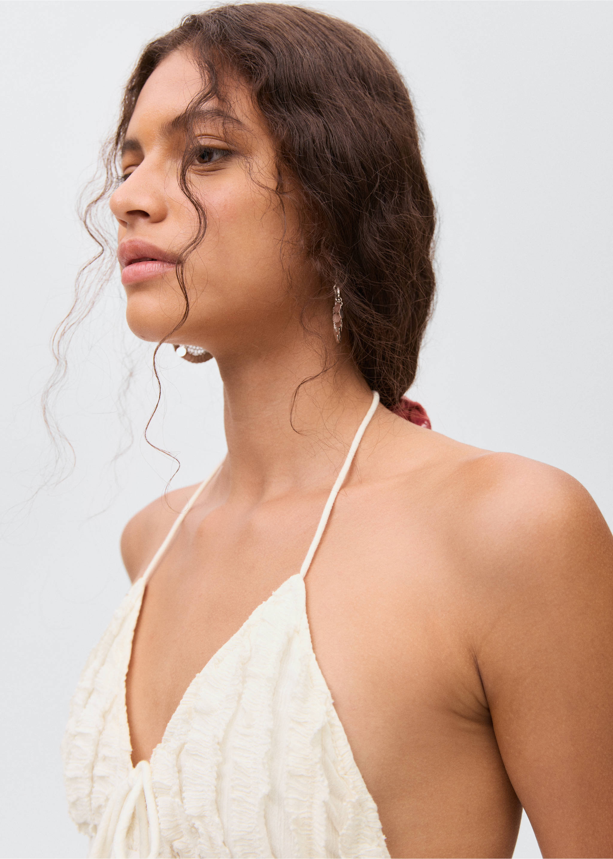 Top halter detall frunzit - Detall de l'article 1, Cru. Ref: 17071520-00.