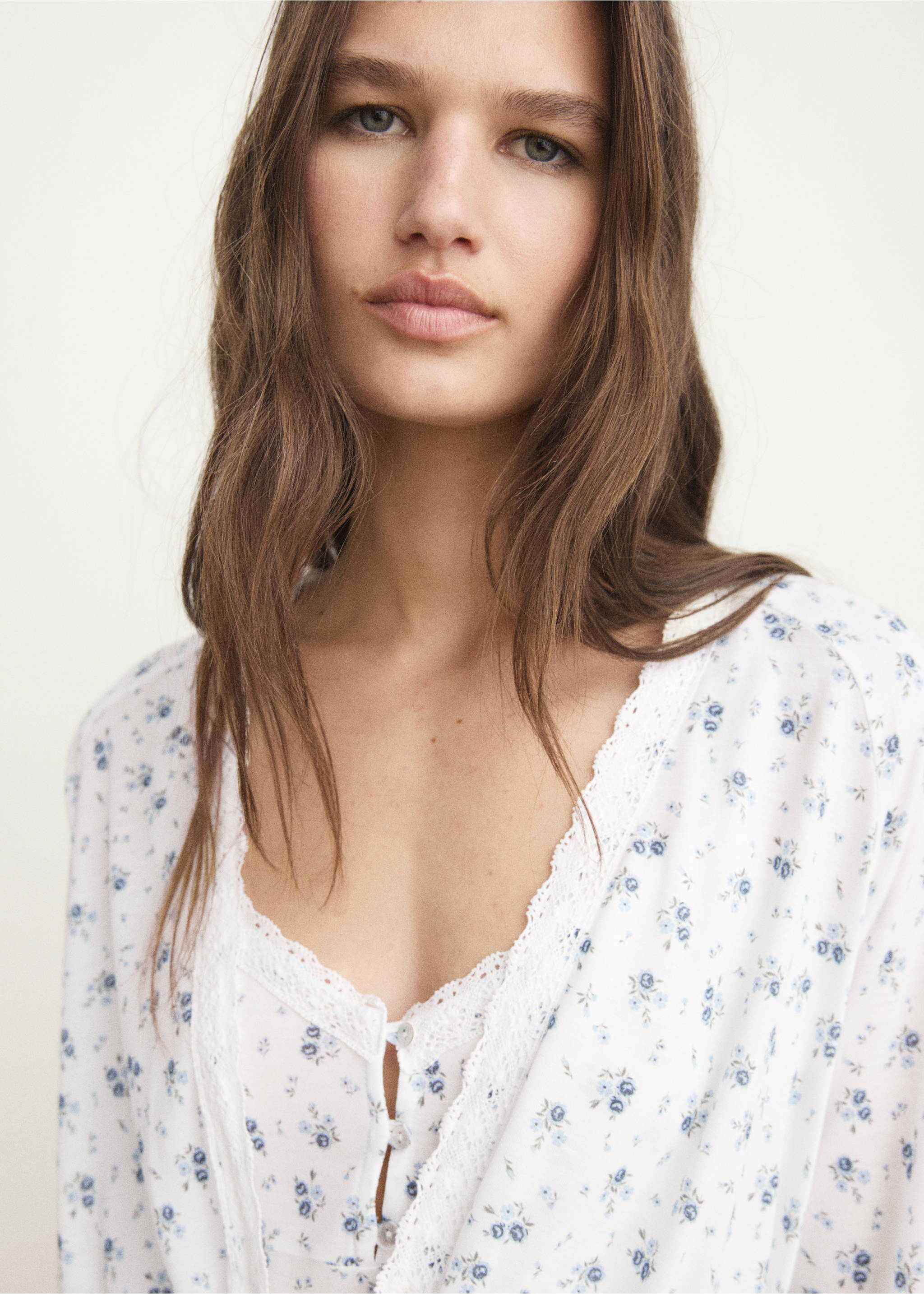 Floral-print dressing gown with lace trim - Details of the article 1, White. Ref: 17071524-00.