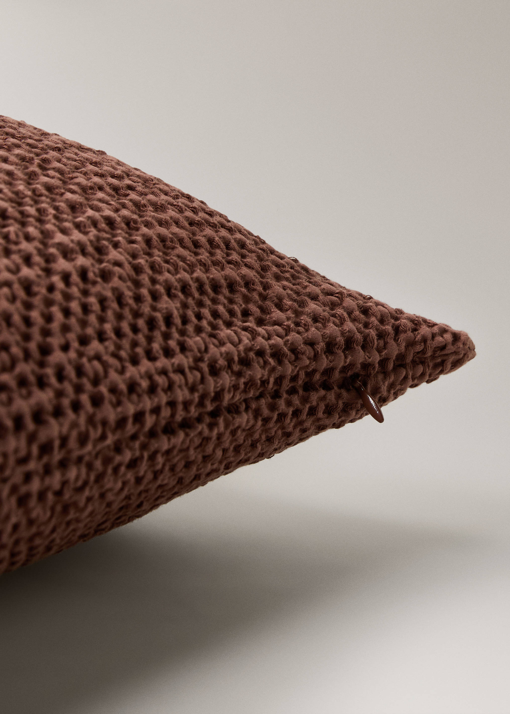 Housse de coussin en coton garment-dyed waffle 50x50 cm - Détail de l'article 1