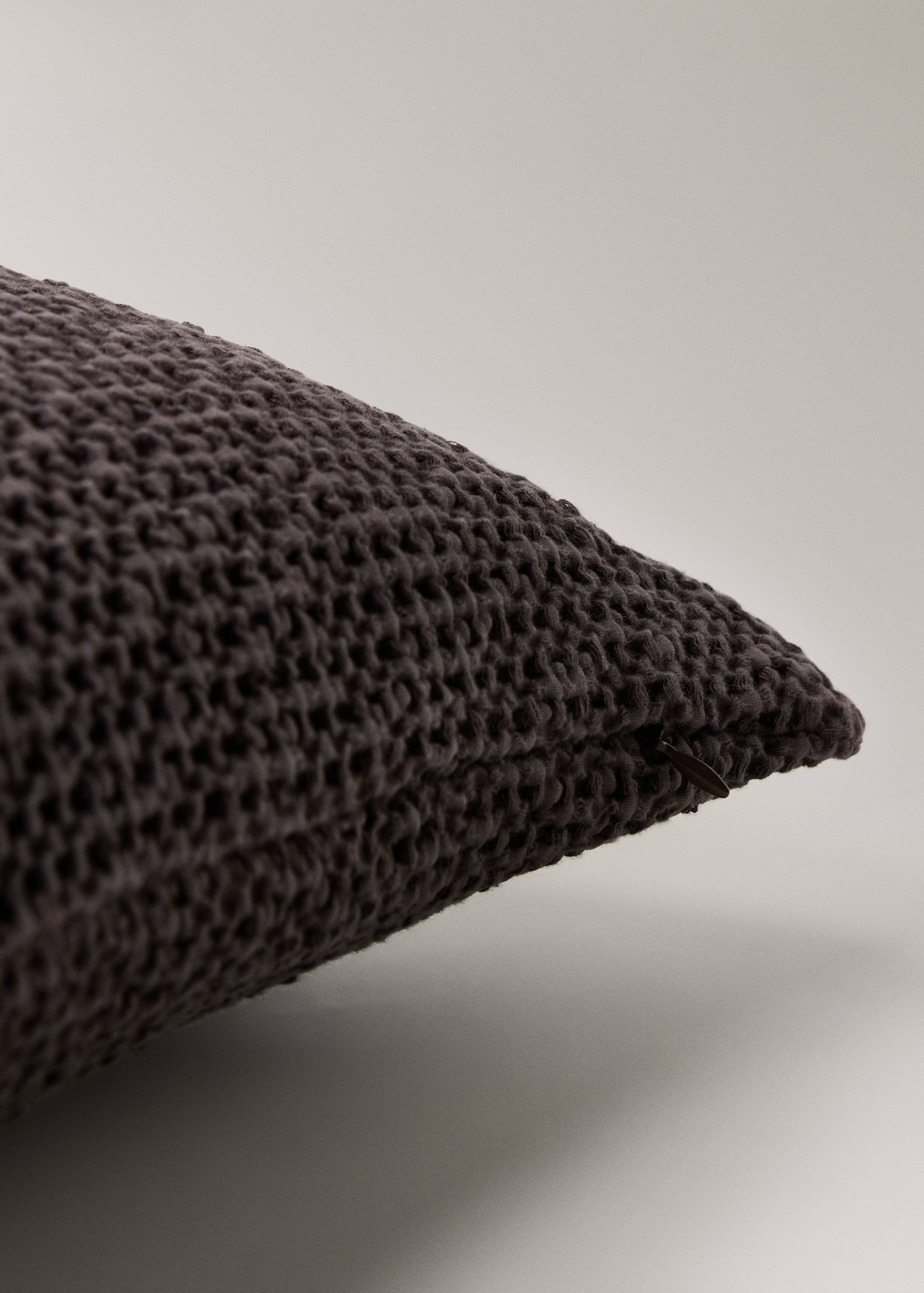 Housse de coussin en coton garment-dyed waffle 50x50 cm - Détail de l'article 1