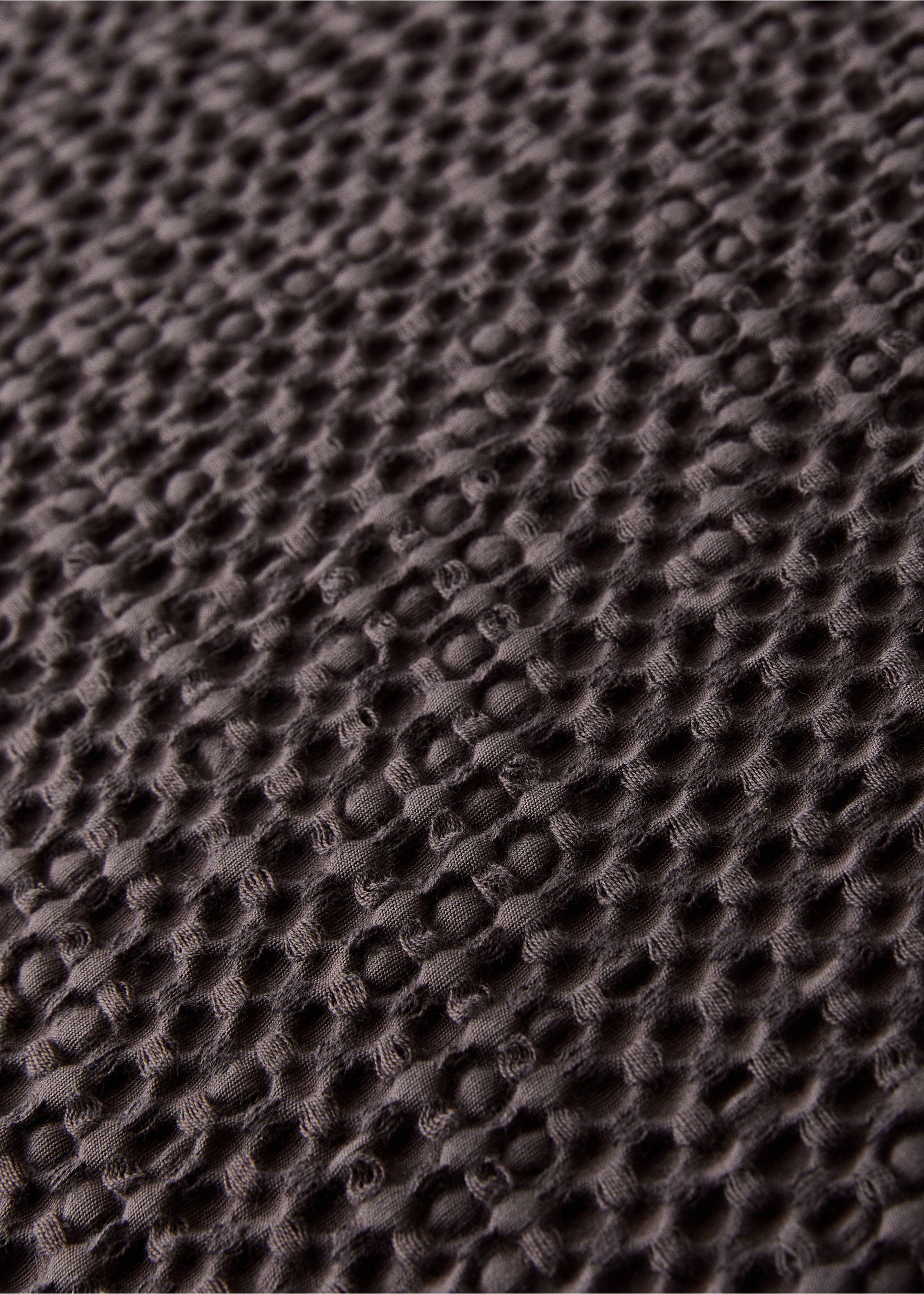 Housse de coussin en coton garment-dyed waffle 50x50 cm - Détail de l'article 3, Rouge foncé. Ref: 17071531-00.
