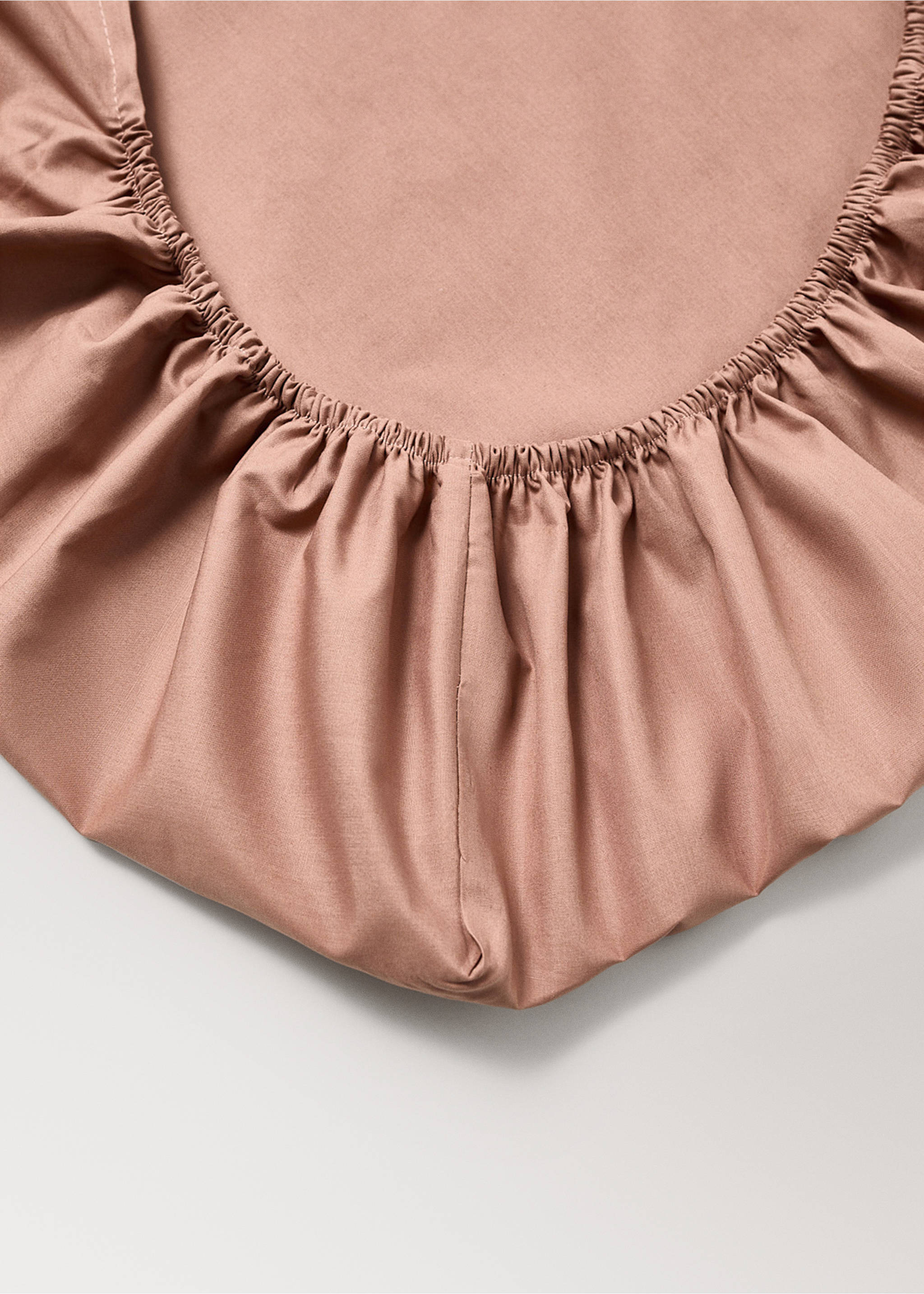 Dusty pink fitted cot sheet detail showcasing elasticated edges., Brown. Ref: 17071545-00.