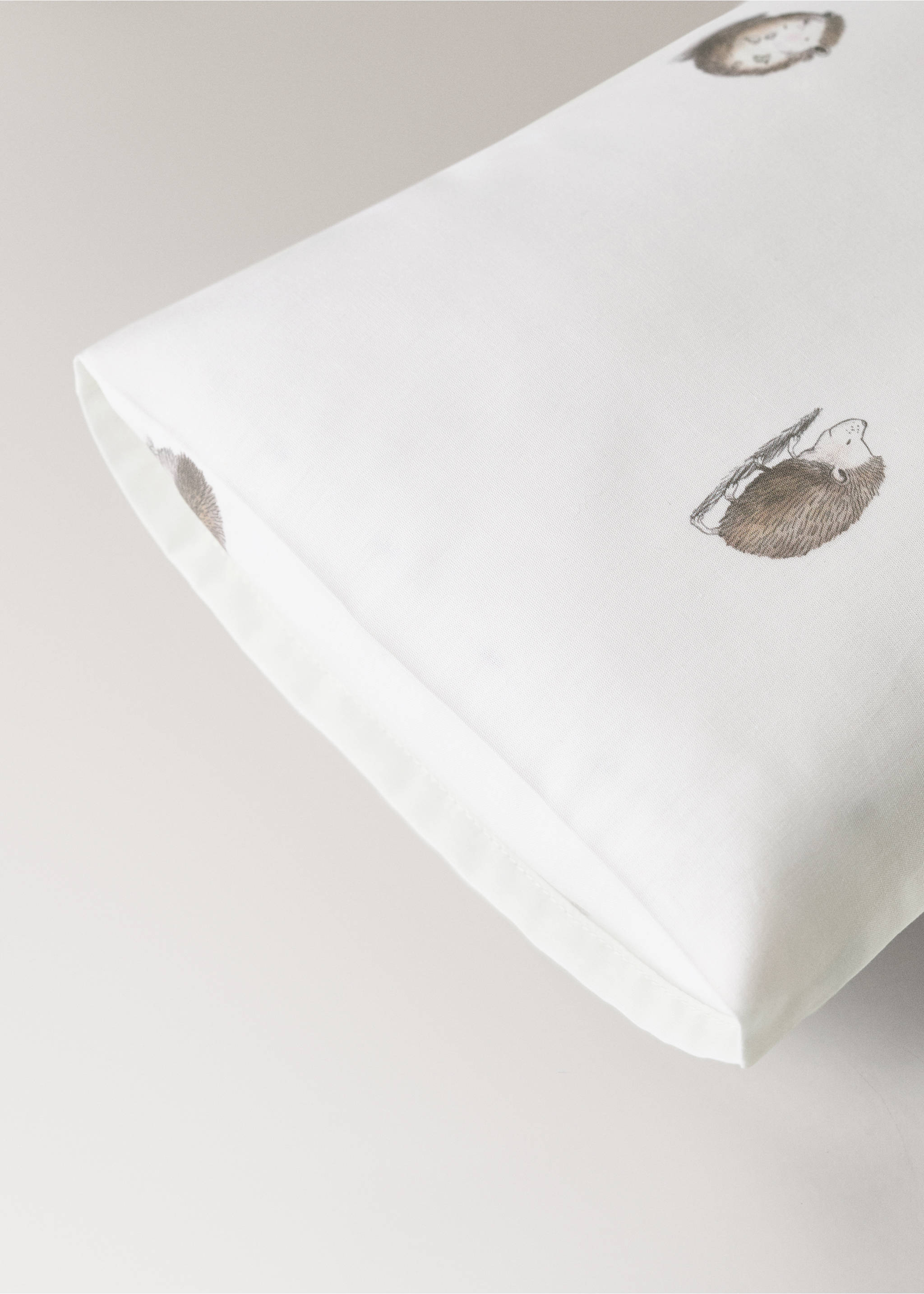Cotton duvet cover and pillow set with hedgehog print - Details of the article 4, White. Ref: 17071548-00.