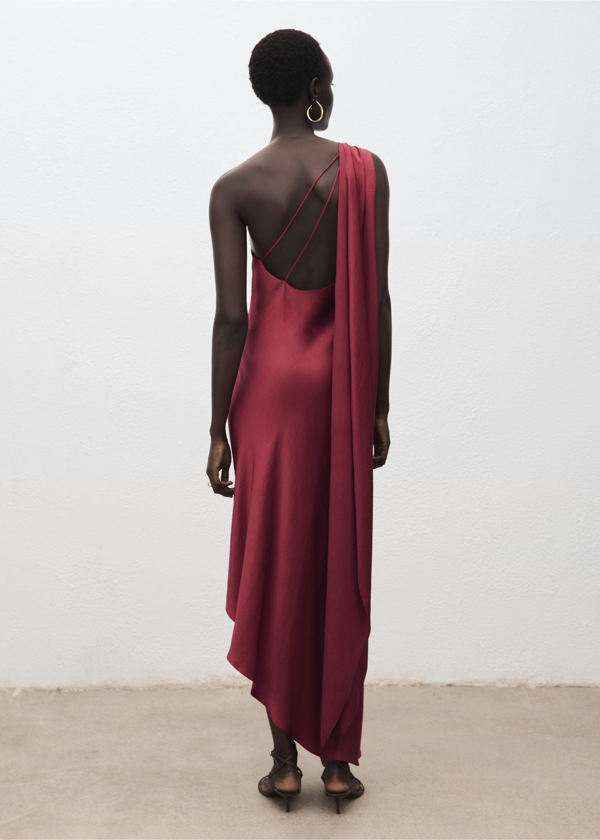 Asymmetrical satin dress - Reverse of the article, Wine. Ref: 17071555-00.
