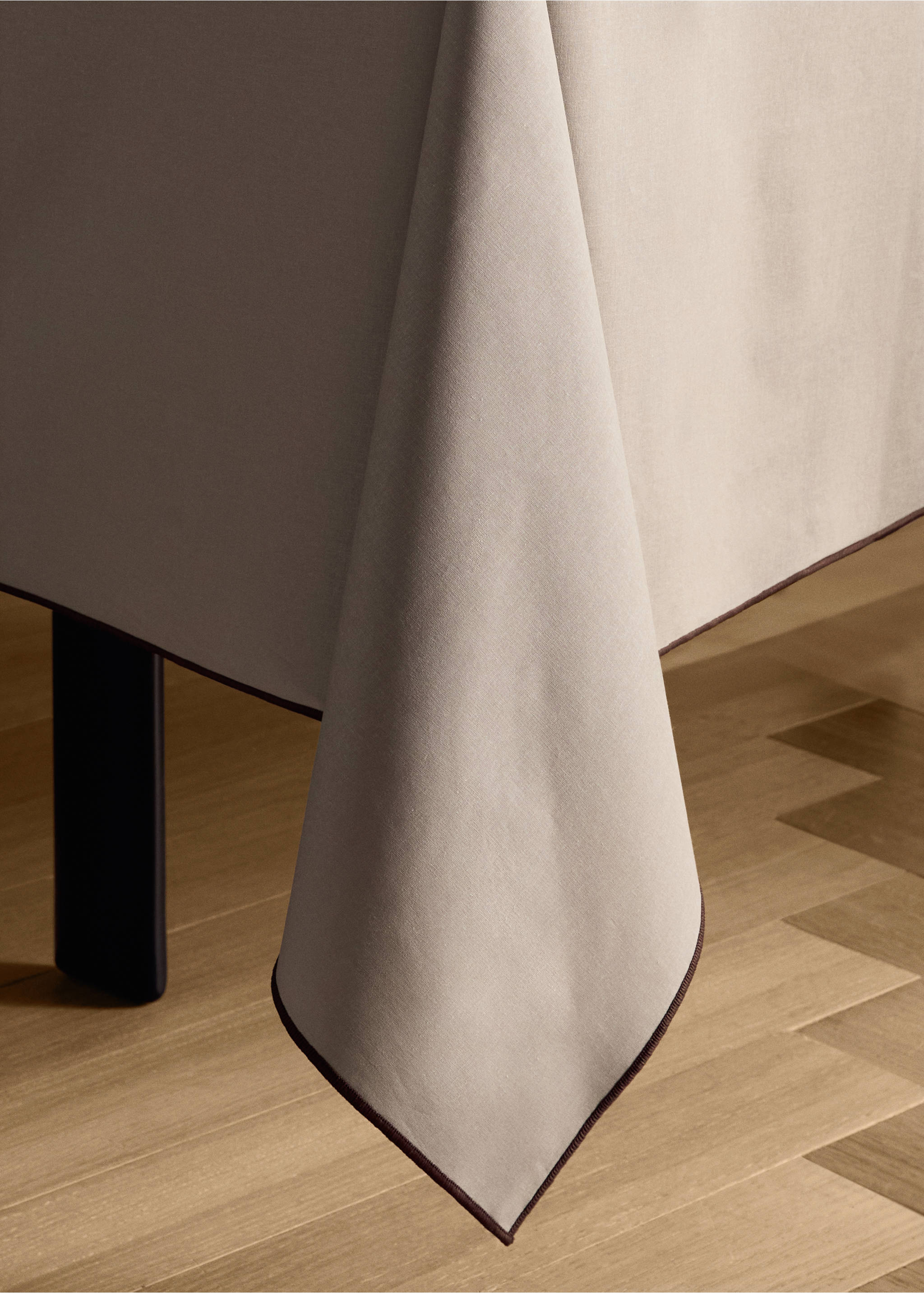 Nappe en coton enduit overlock pour 6 à 8 convives - Détail de l'article 7, Marron clair/pastel. Ref: 17071585-00.