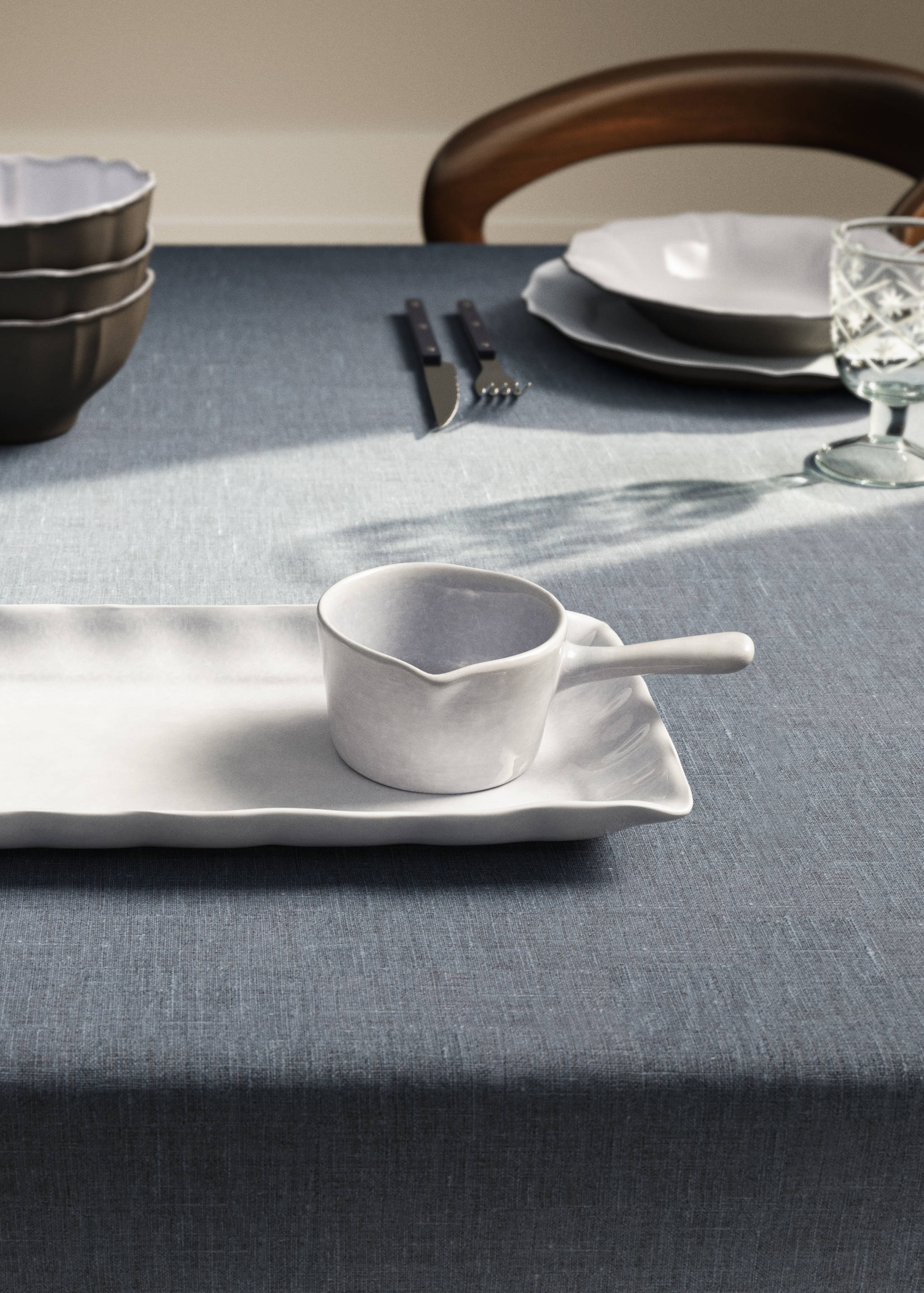 Earthenware saucepan with handle and design - General plane