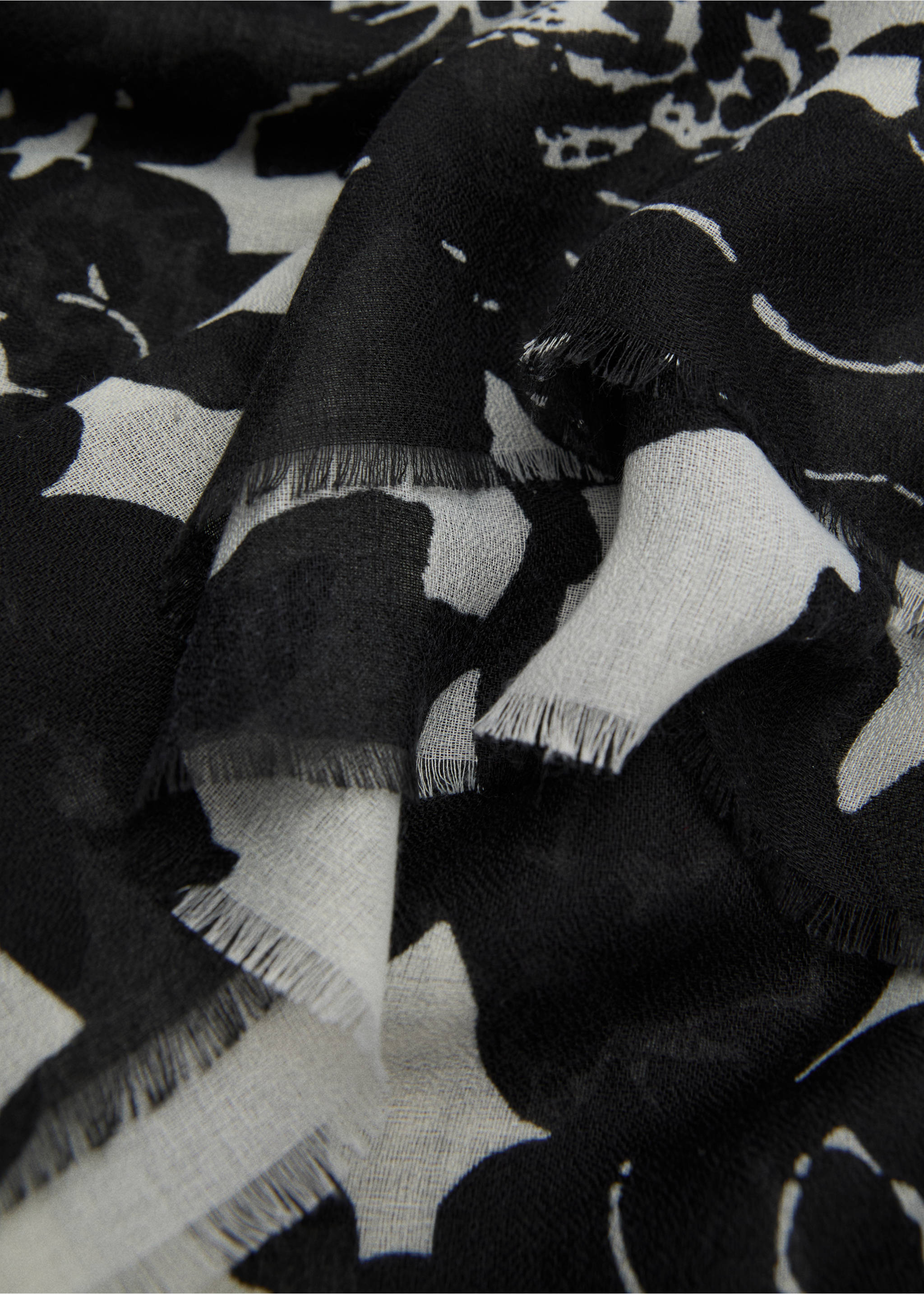 Sjaaltje met bloemetjesprint - Middenvlak, Zwart. Ref: 17072541-00.