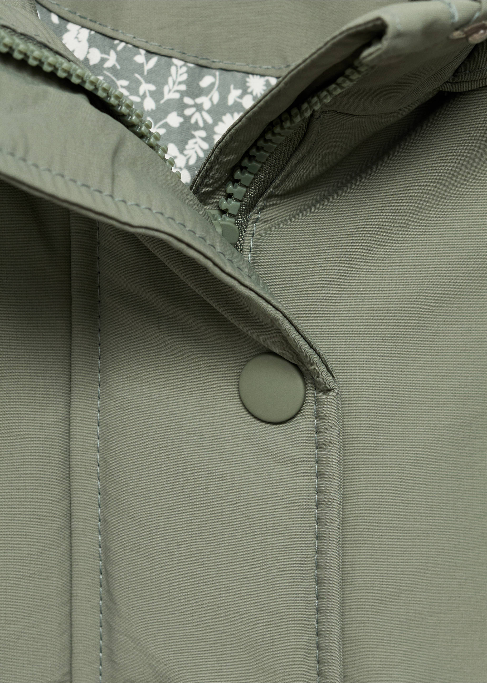 Hooded trench - Details of the article 8, Medium Green. Ref: 17072893-00.