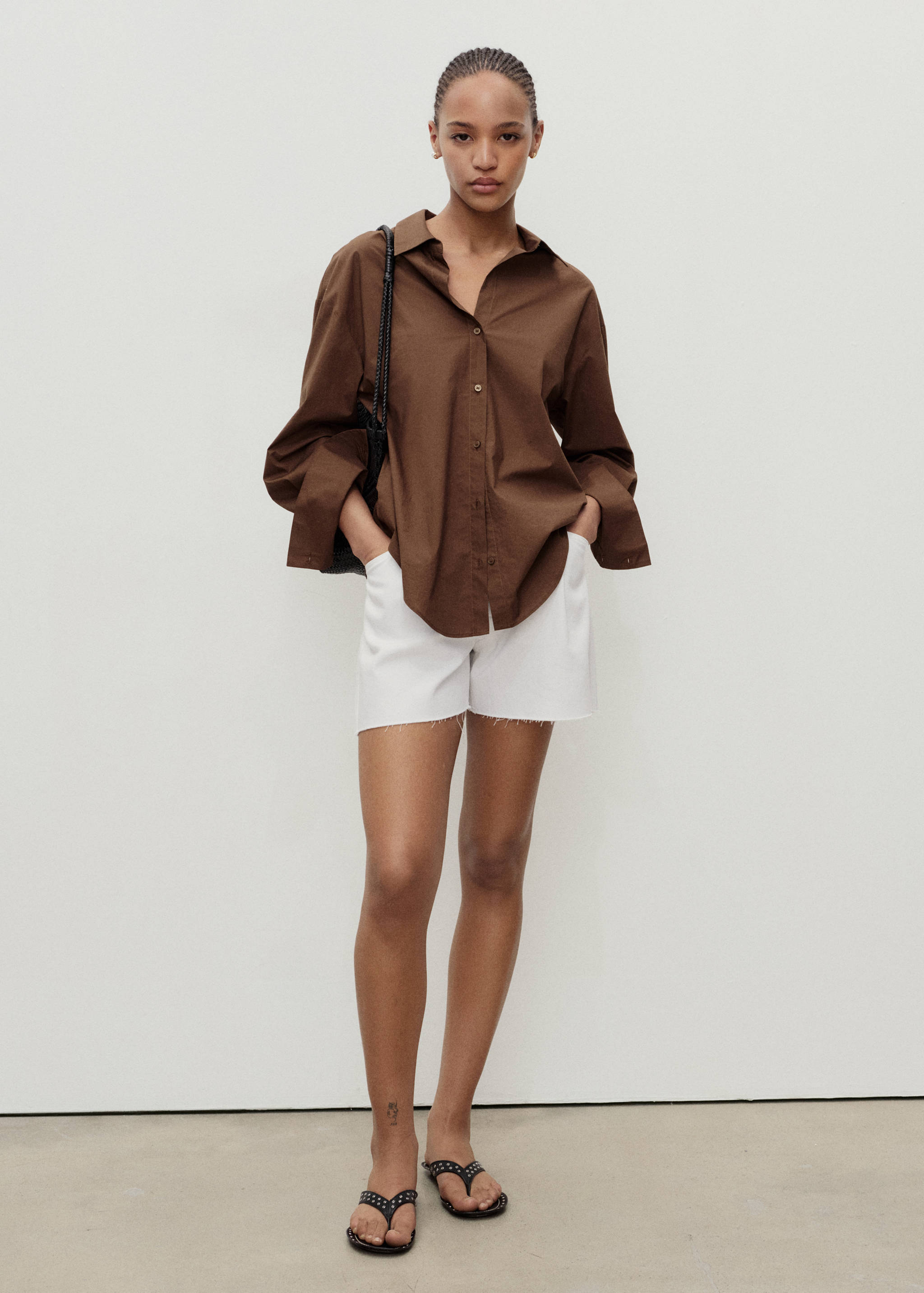 Denim shorts with frayed hem and pleats - General plane