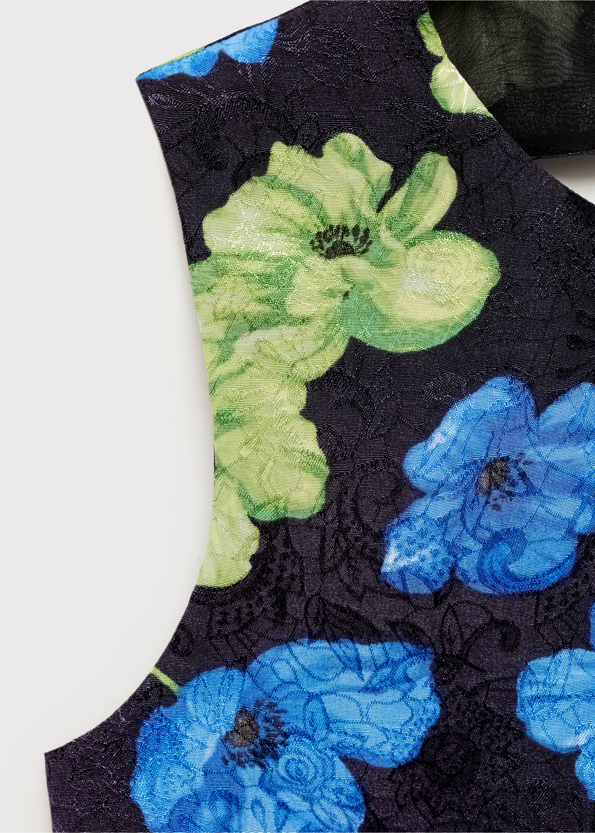 Brusa crop floral esquena oberta - Detall de l'article 8, Negre. Ref: 17072900-00.