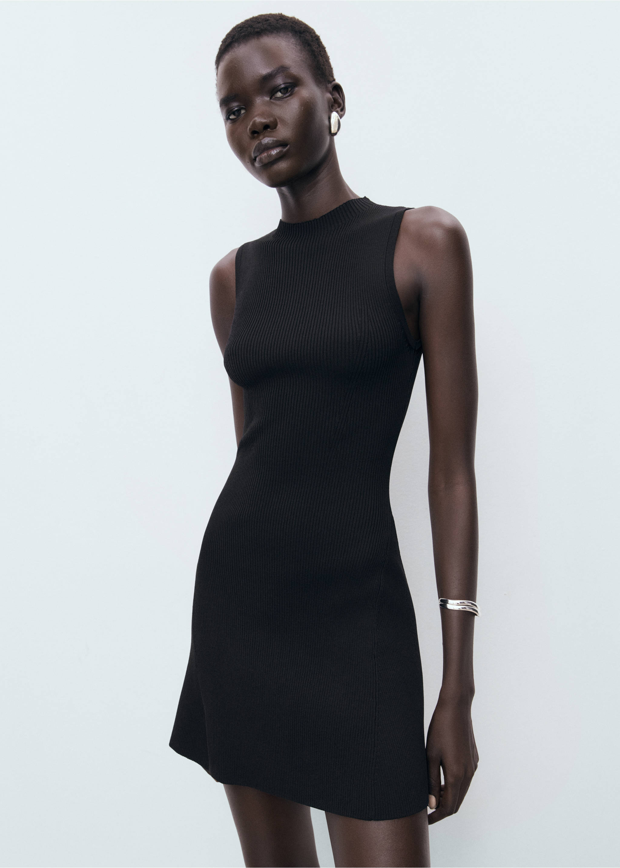 Tailliertes Strickkleid - Mittlere Ansicht, Schwarz. Ref: 17072904-00.