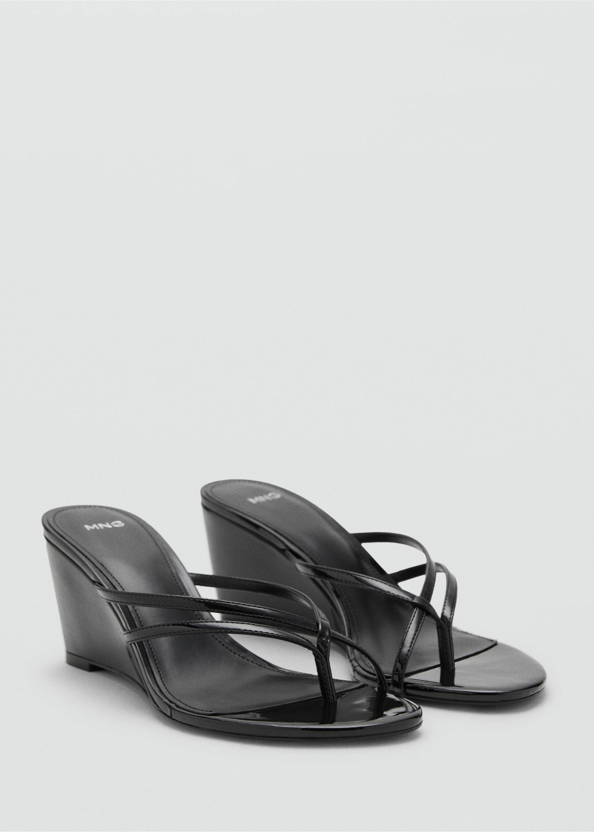 Wedge sandals with crisscross straps - Medium plane, Black. Ref: 17072916-00.