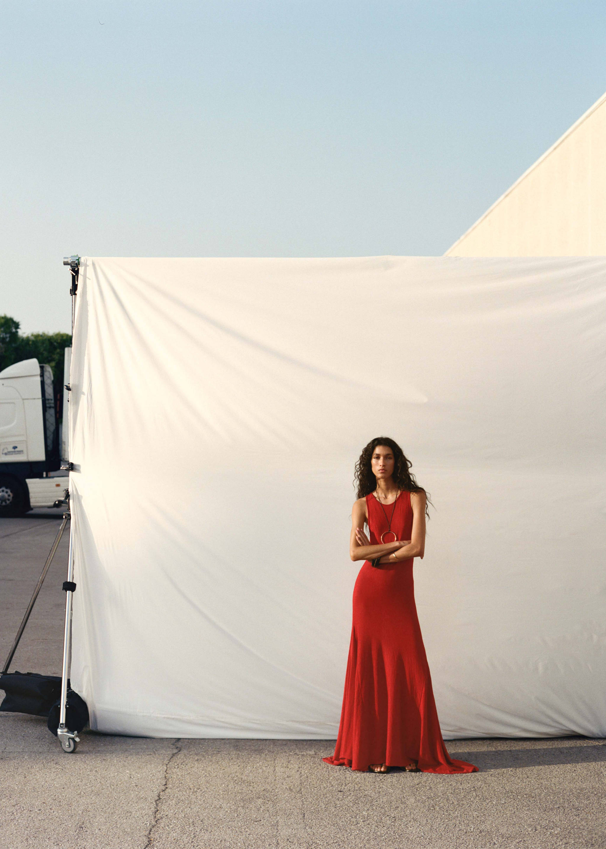Asymmetrical low-knit dress - Details of the article 9, Red. Ref: 17072926-00.