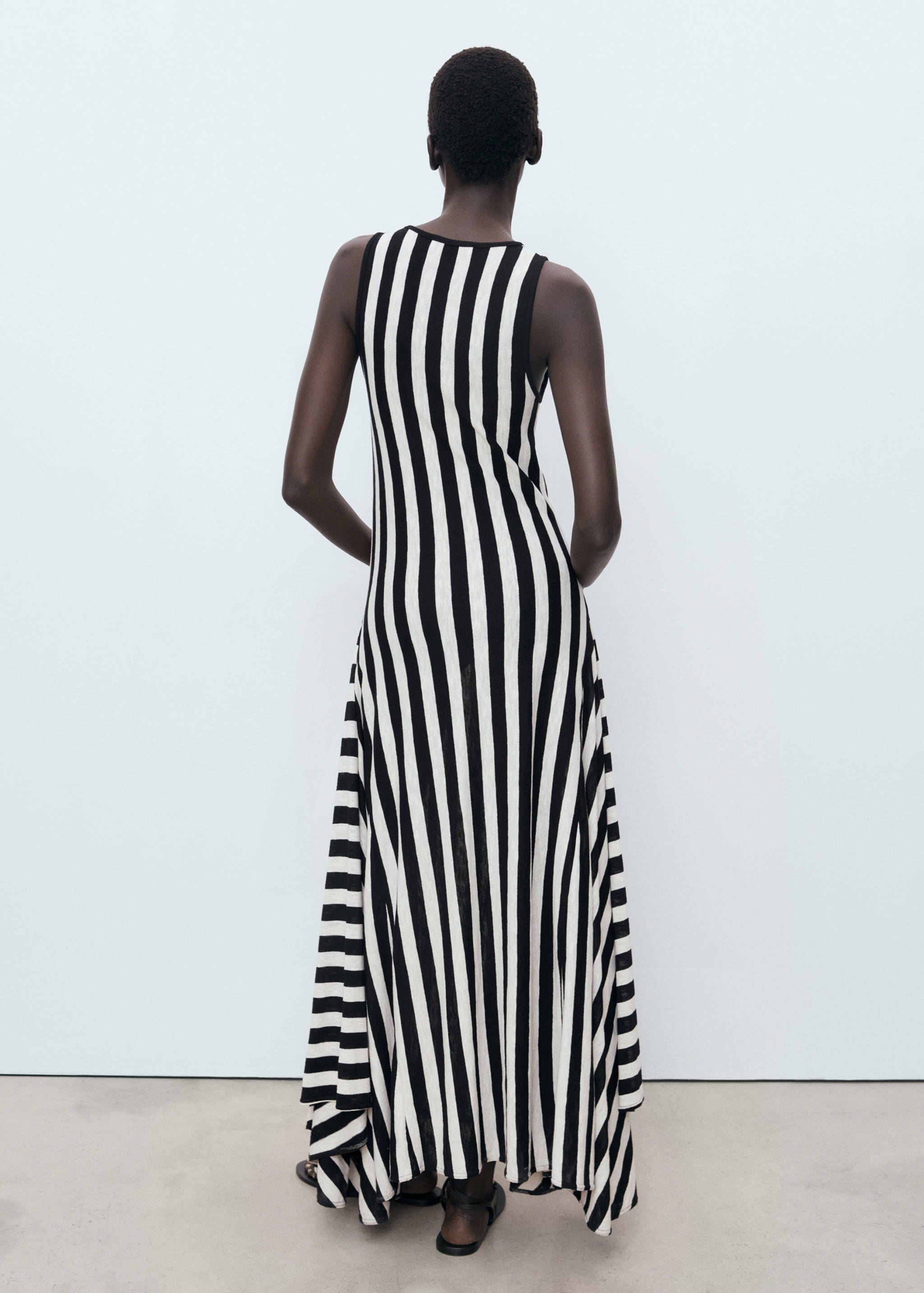 Asymmetrical low-knit dress - Reverse of the article
