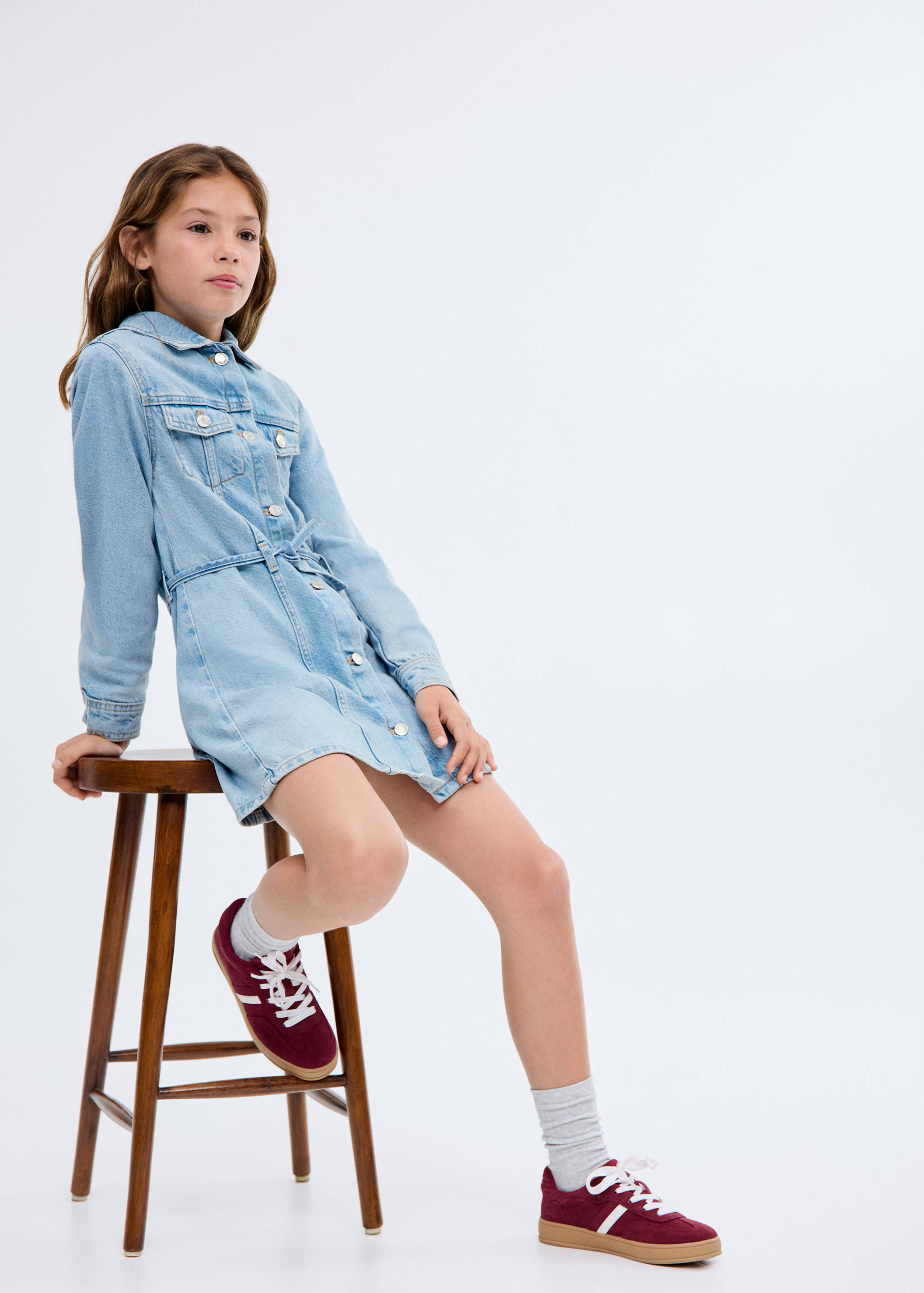 Robe denim à nœud - Plan moyen