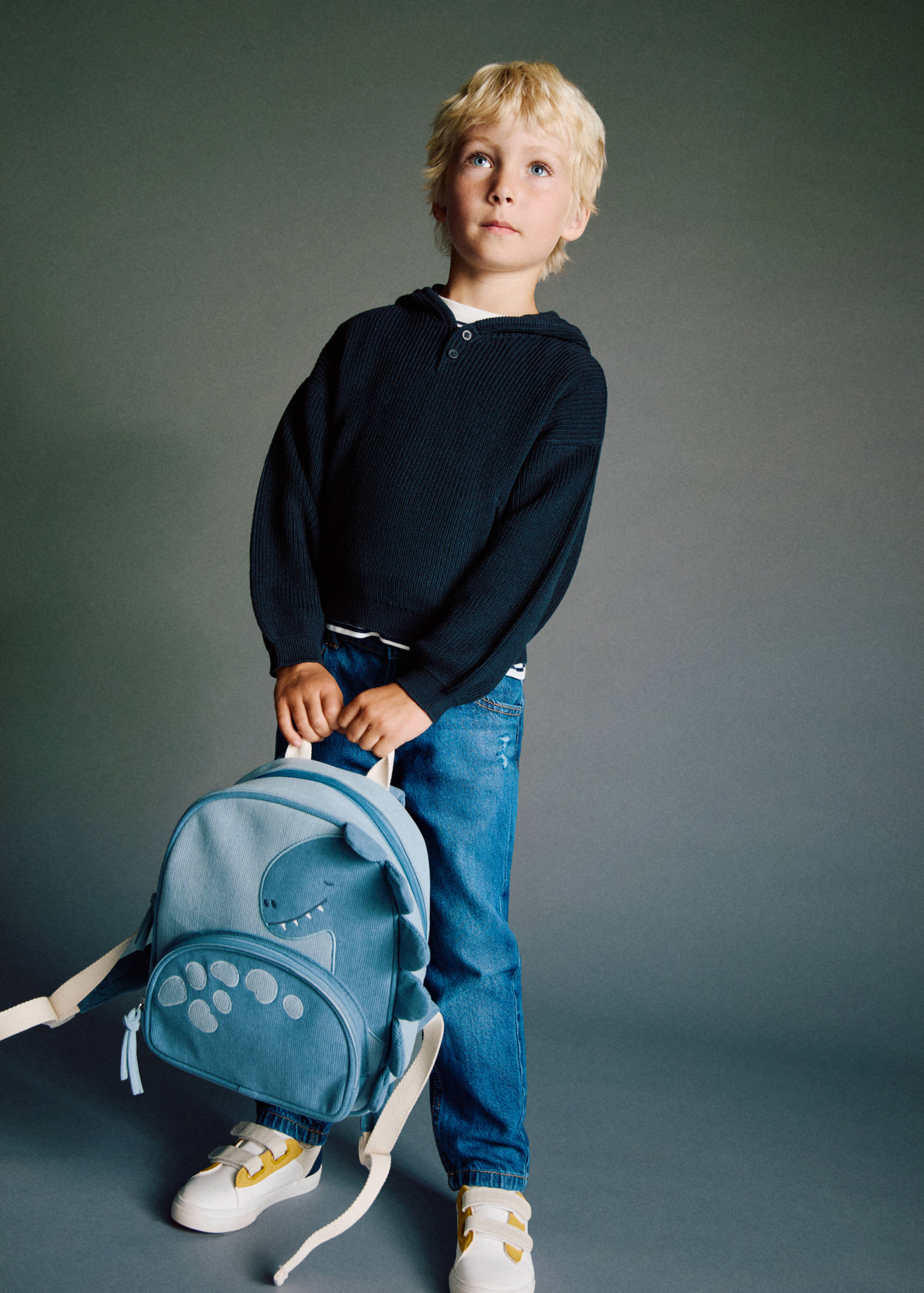 Mochila de dinossauro - Plano geral