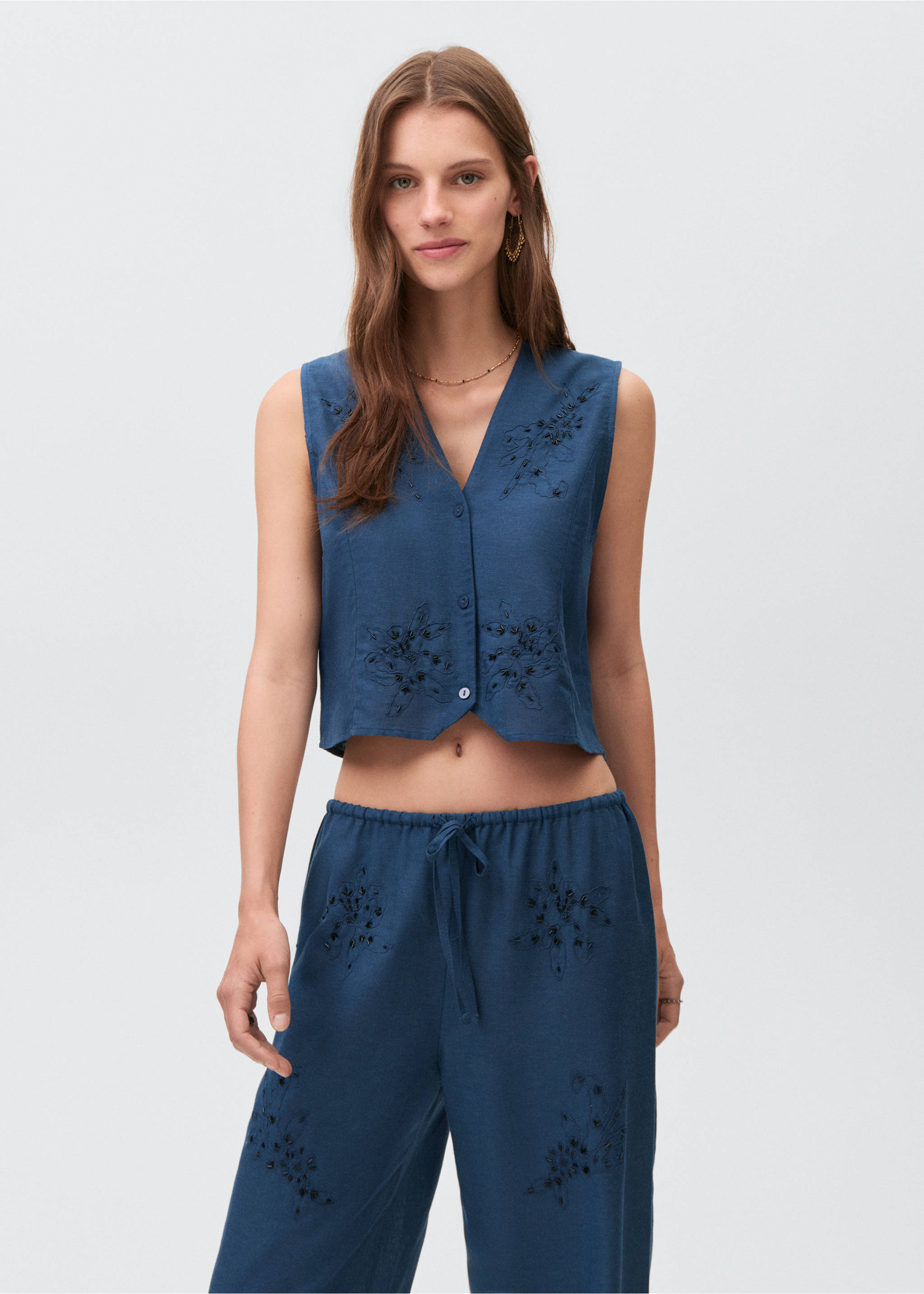 Gilet lin brodé - Plan moyen, Bleu marine. Ref: 17073301-00.