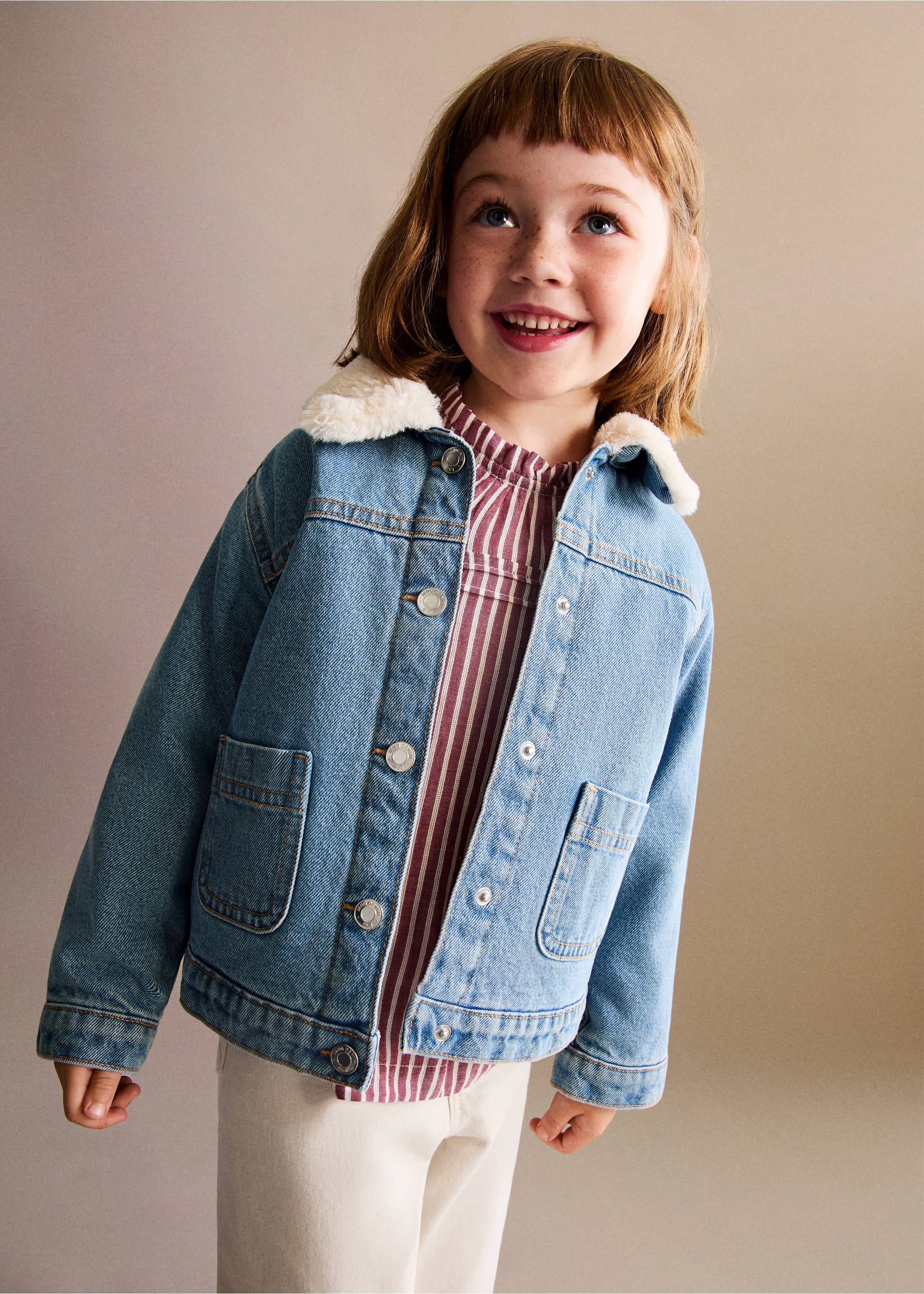 Jeansjacke mit Kunstfellbesatz - Allgemeine Ansicht, Mittelblau. Ref: 17073304-00.