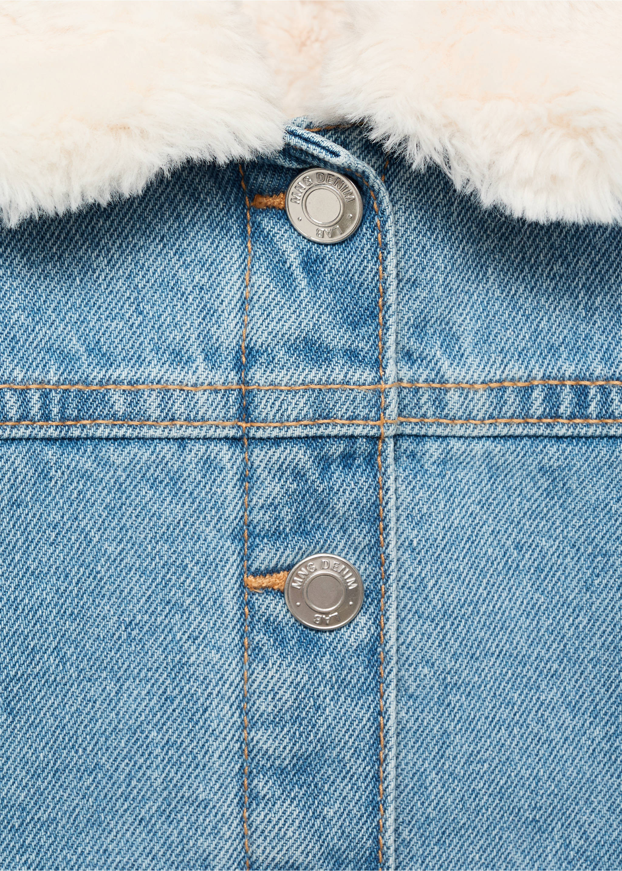 Jeansjacke mit Kunstfellbesatz - Detail des Artikels 8, Mittelblau. Ref: 17073304-00.
