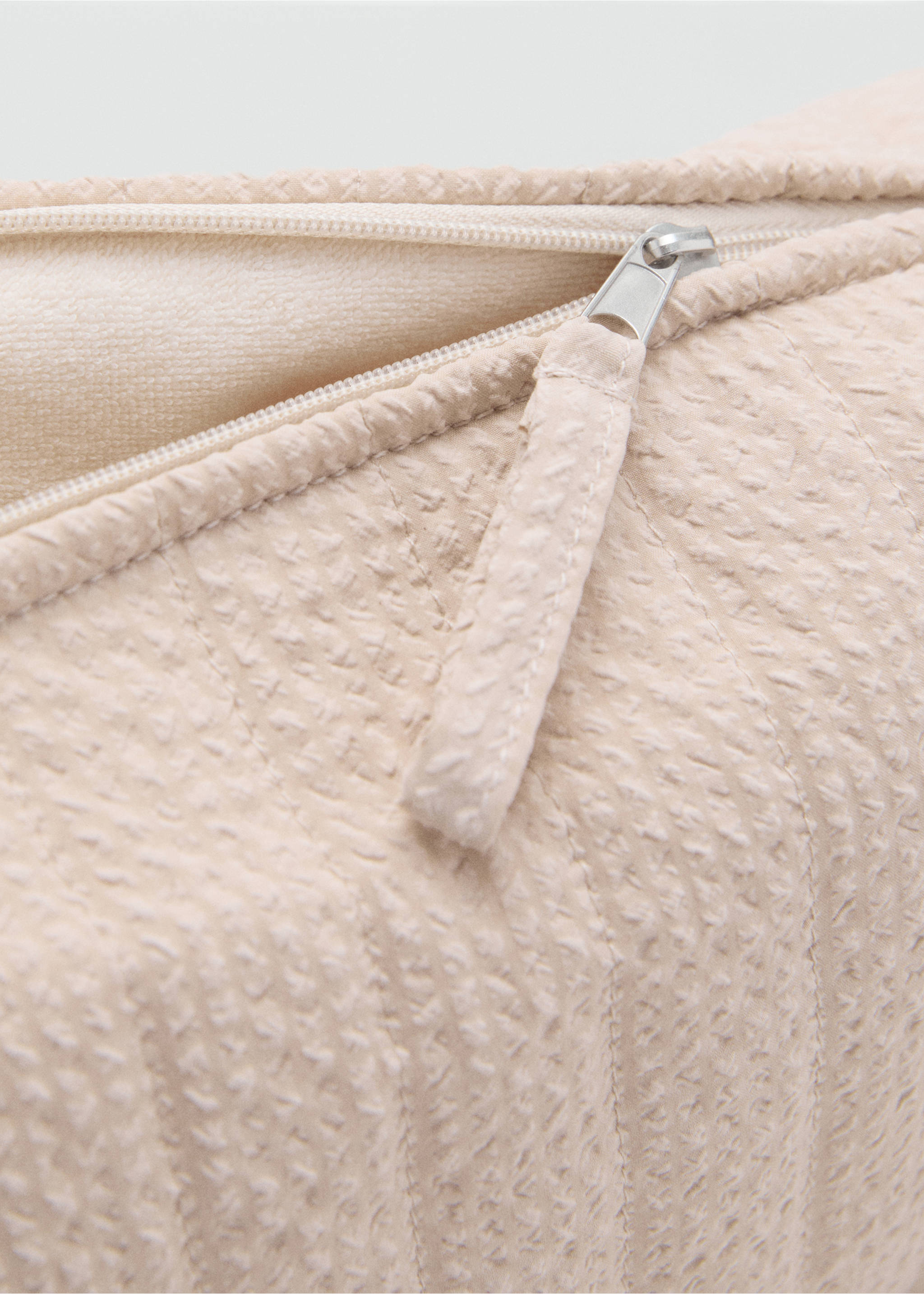 Textured cosmetics bag - Details of the article 2, Sand. Ref: 17073316-00.