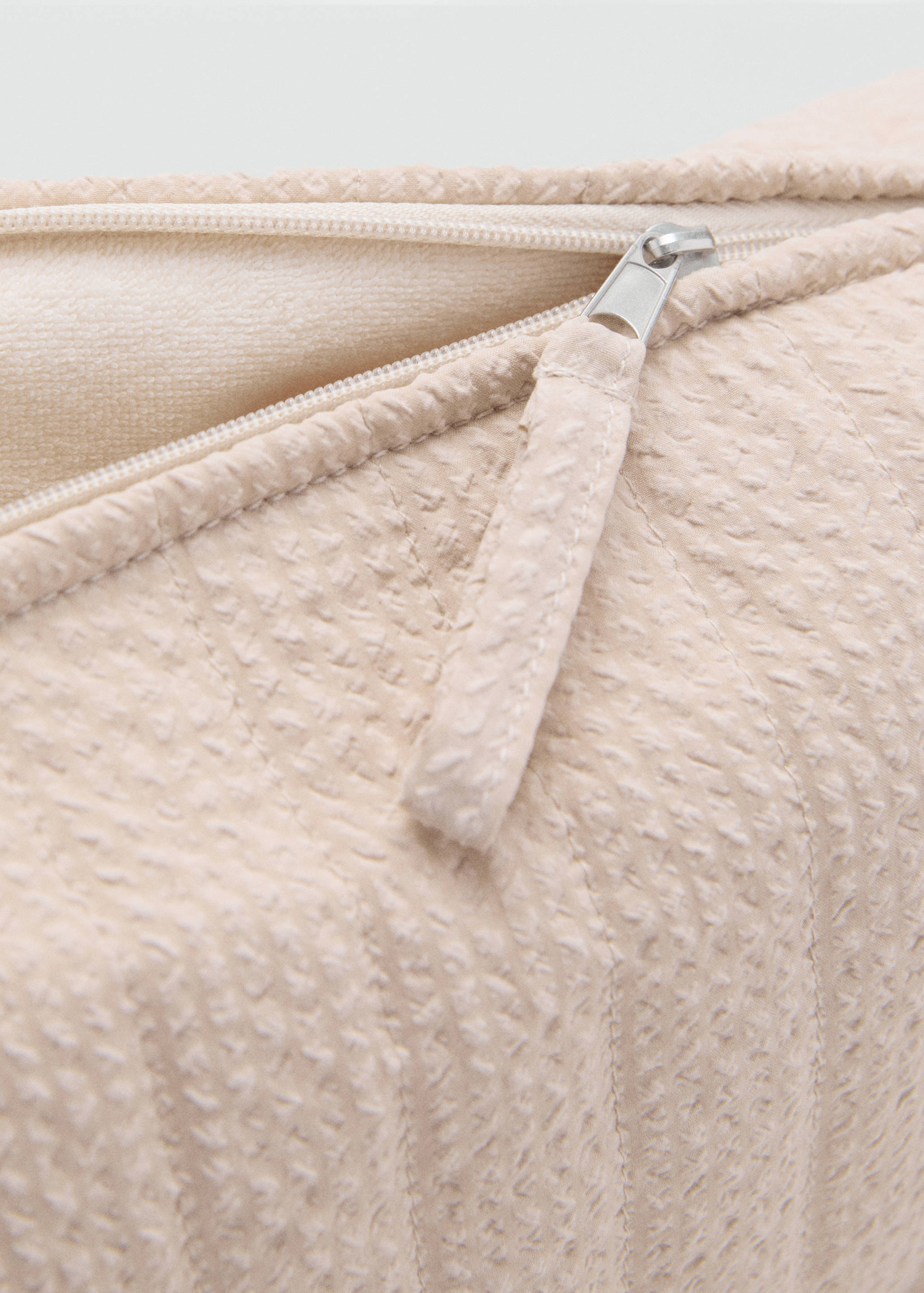 Textured cosmetics bag - Details of the article 2