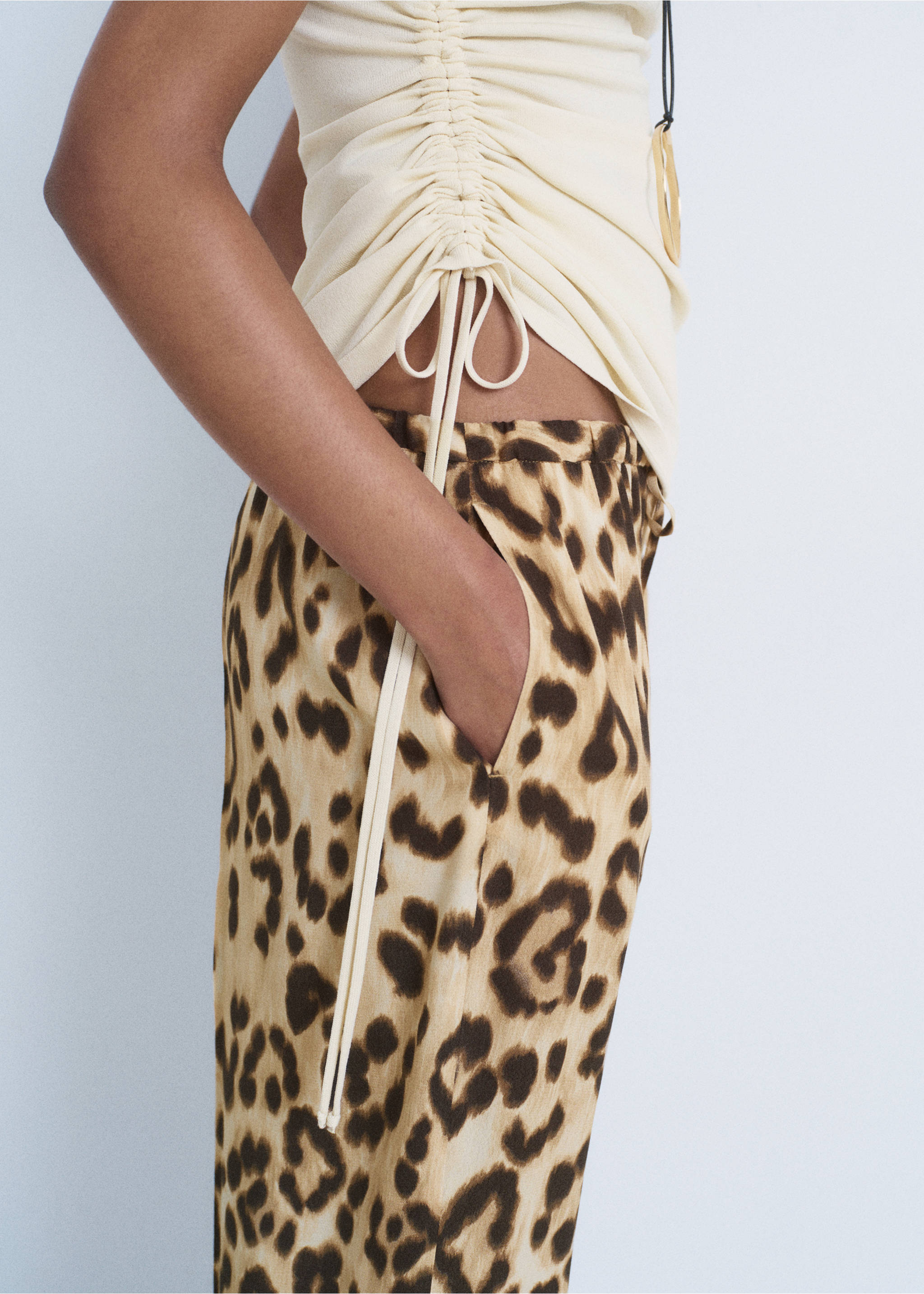 Pantalón recto leopardo - Detalle del artículo 2, Beige. Ref: 17073326-00.