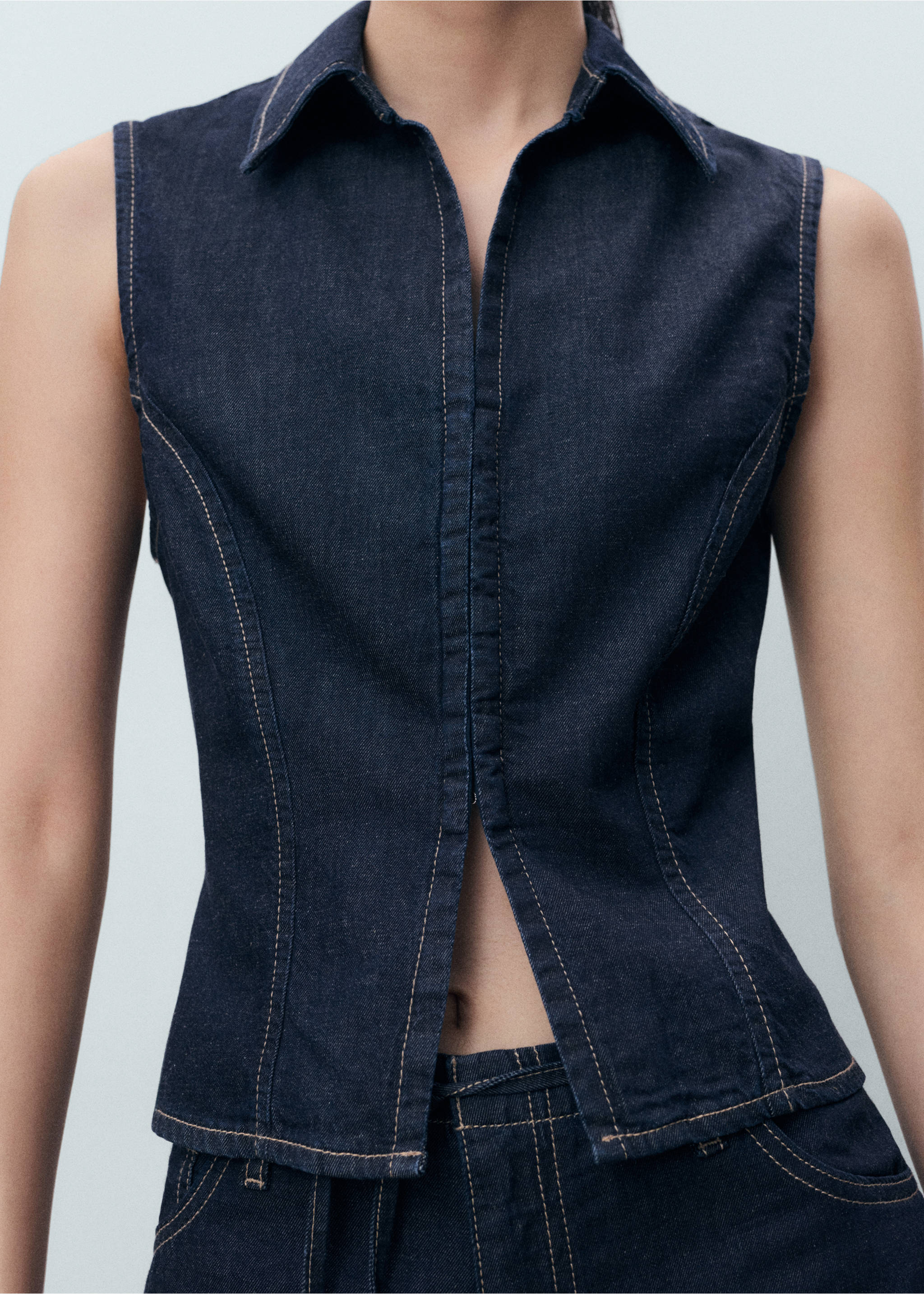 Denim top with contrast stitching - Details of the article 1, Open Blue. Ref: 17073331-00.