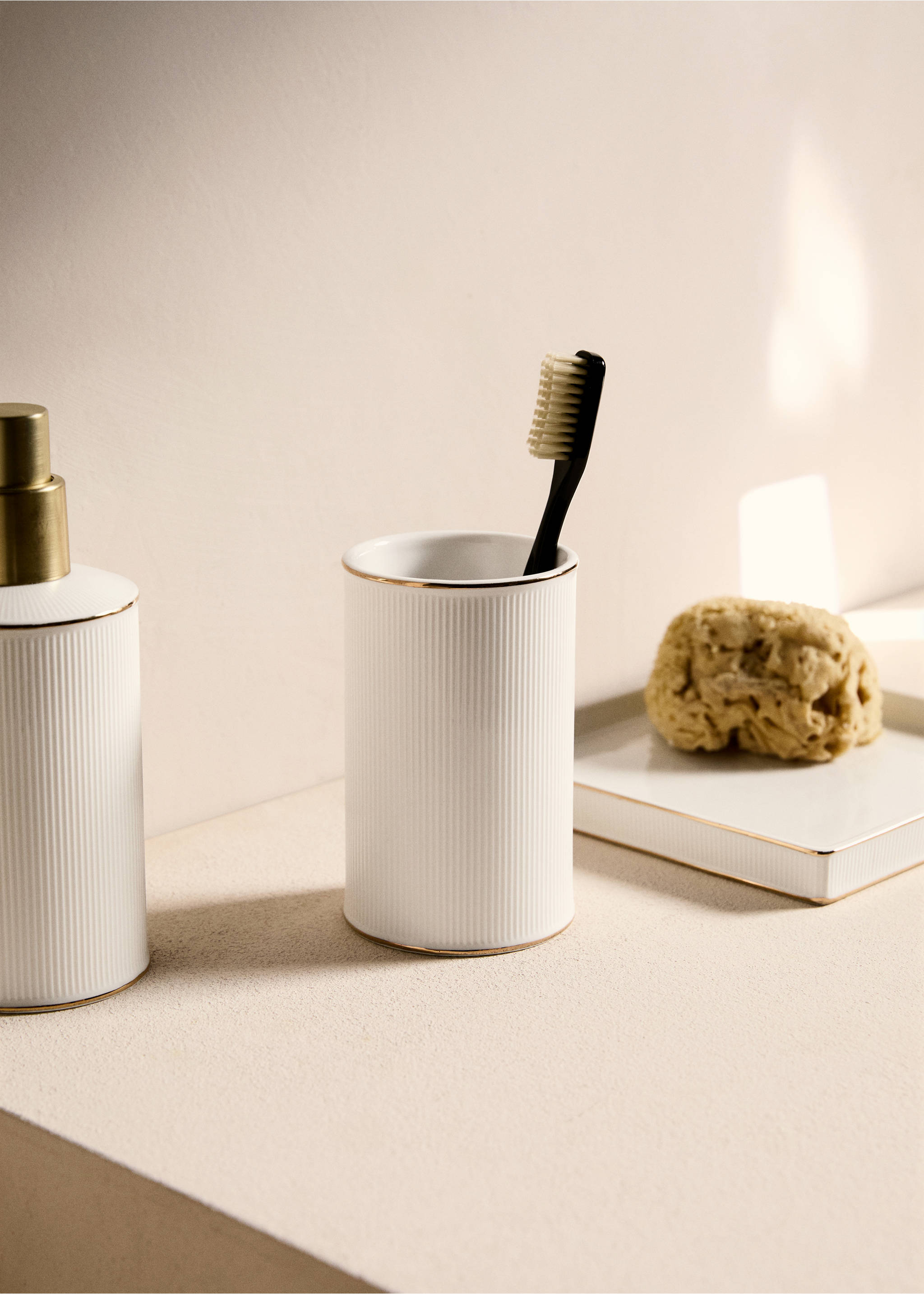Stoneware bathroom glass with stripe detail - General plane, Off White. Ref: 17073800-00.