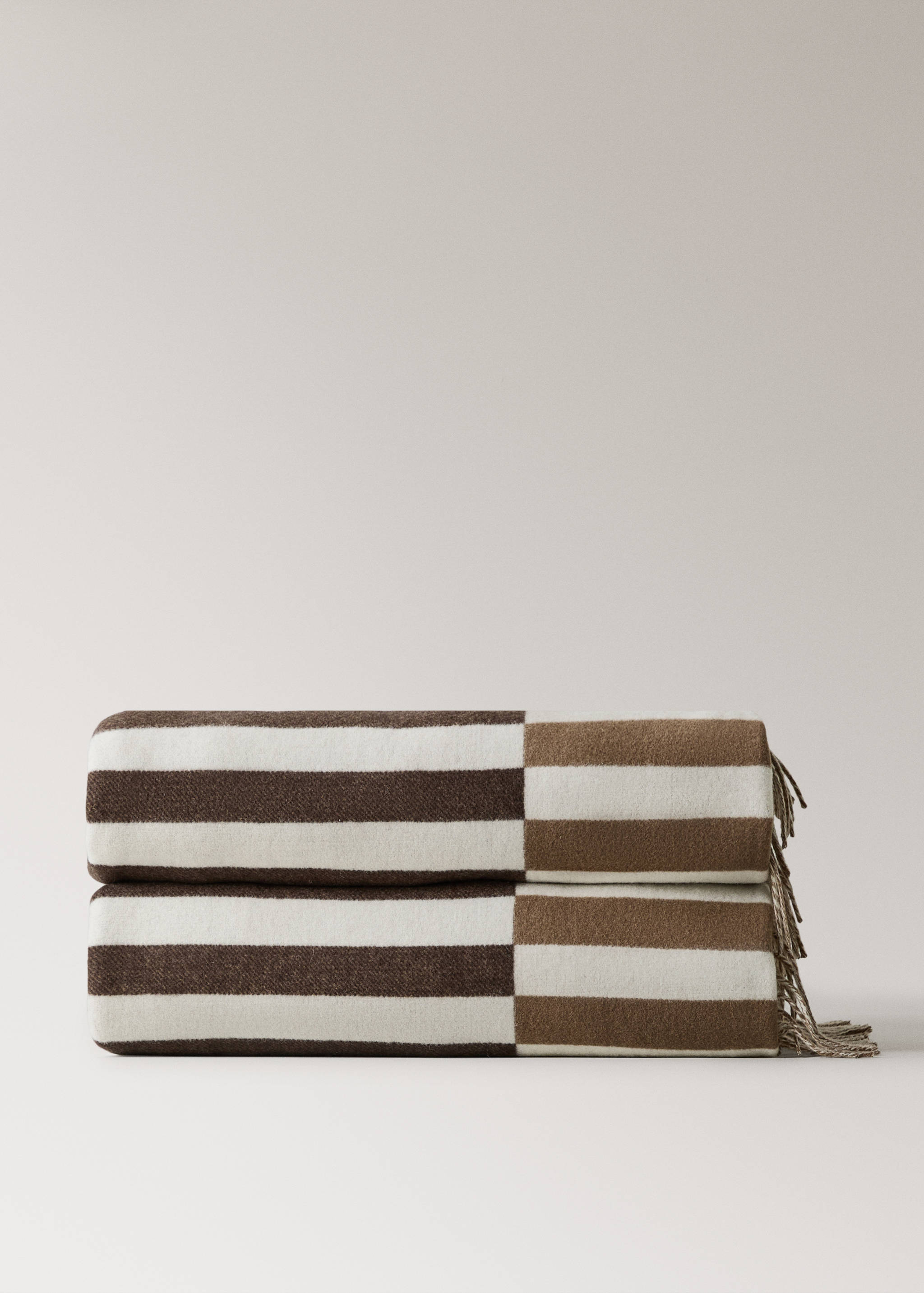 Two-tone blanket with fringes - Article without model