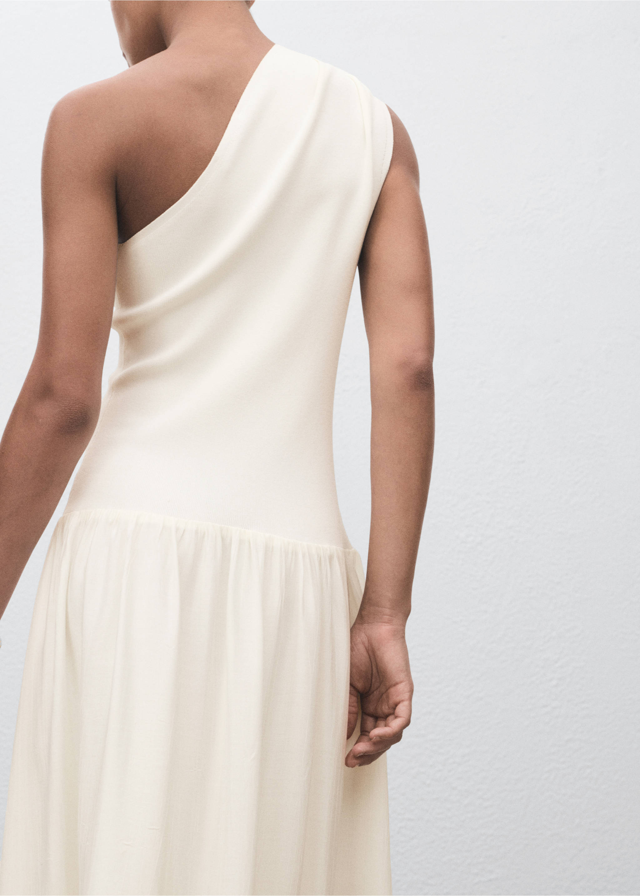 Asymmetrisches Strickkleid mit kombiniertem Design - Detail des Artikels 2, Ecru. Ref: 17074081-00.