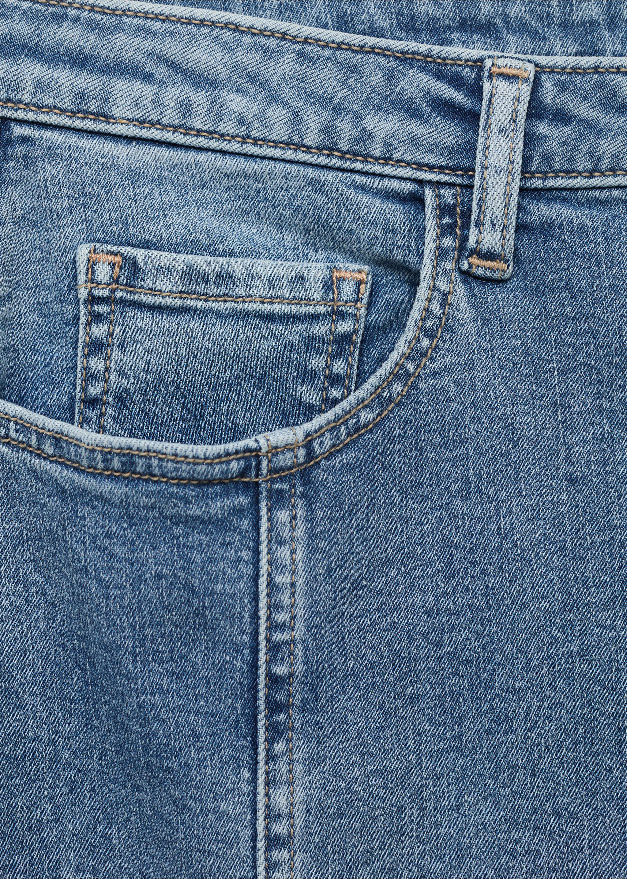 Langer Denimrock mit Nähten - Detail des Artikels 0, Mittelblau. Ref: 17074083-00.