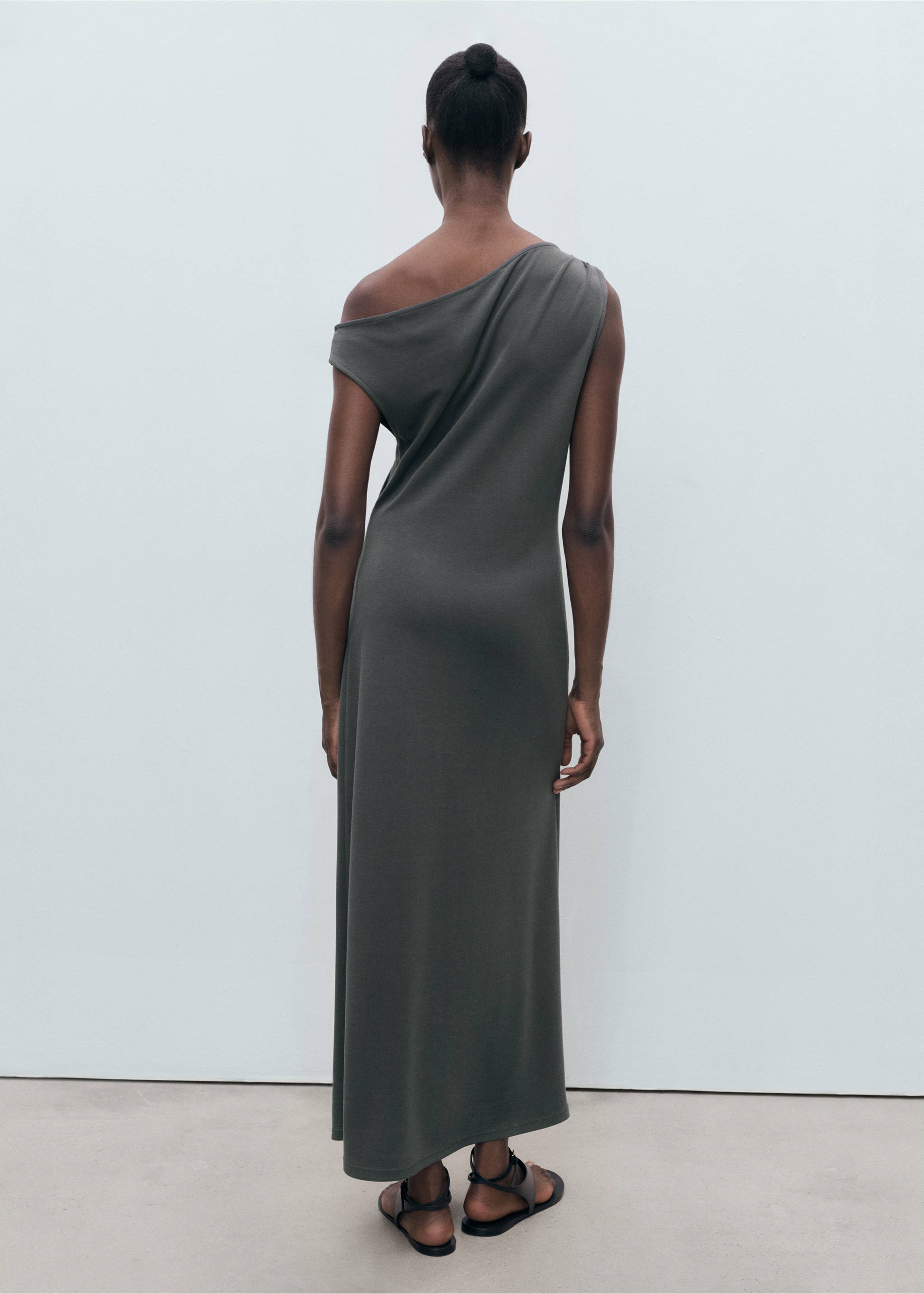 Asymmetrical pleated dress - Reverse of the article, Charcoal. Ref: 17074108-00.