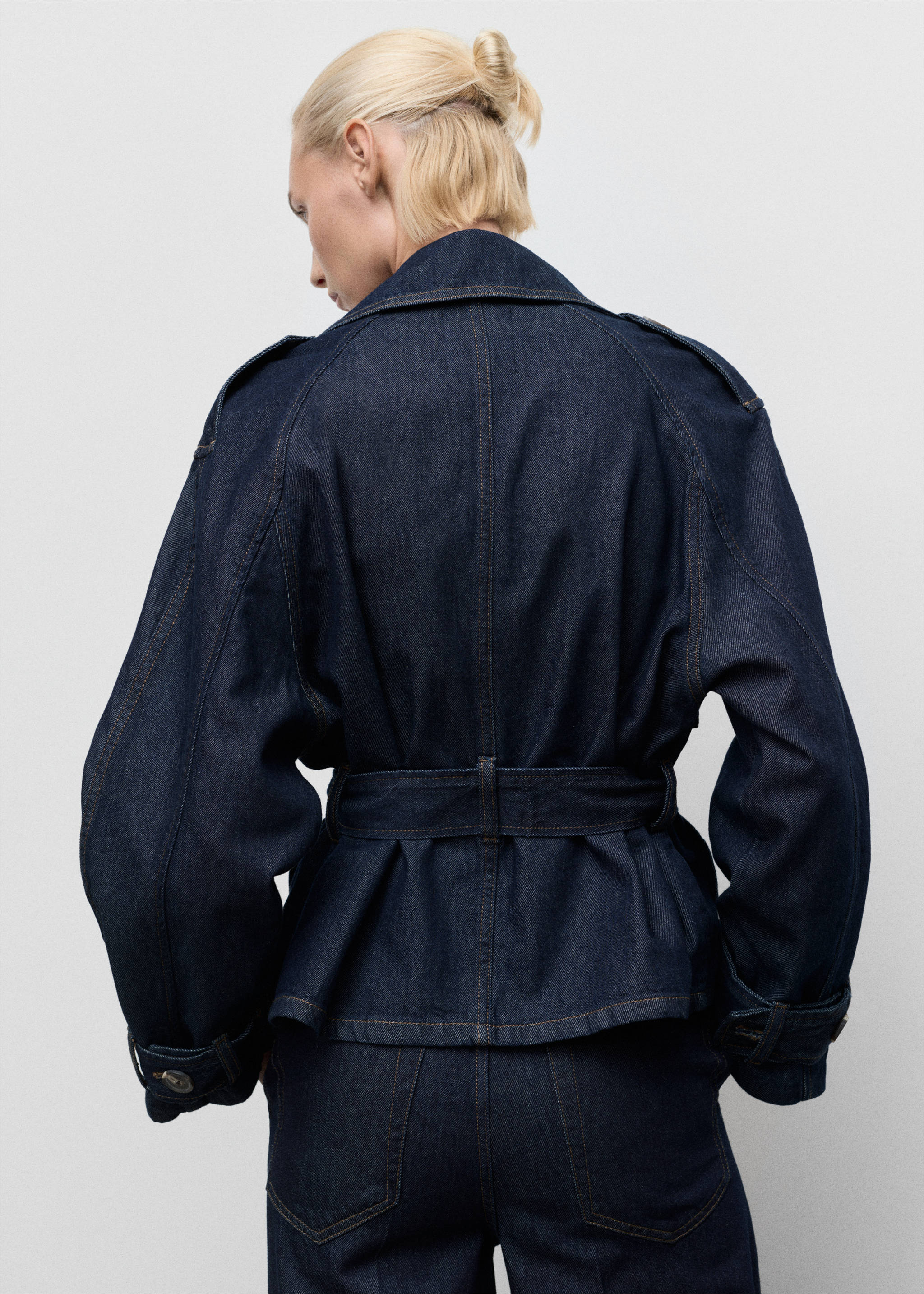 Vista trasera de una chaqueta gabardina vaquera en azul oscuro con la cintura ceñida con cinturón., Azul. Ref: 17074118-00.