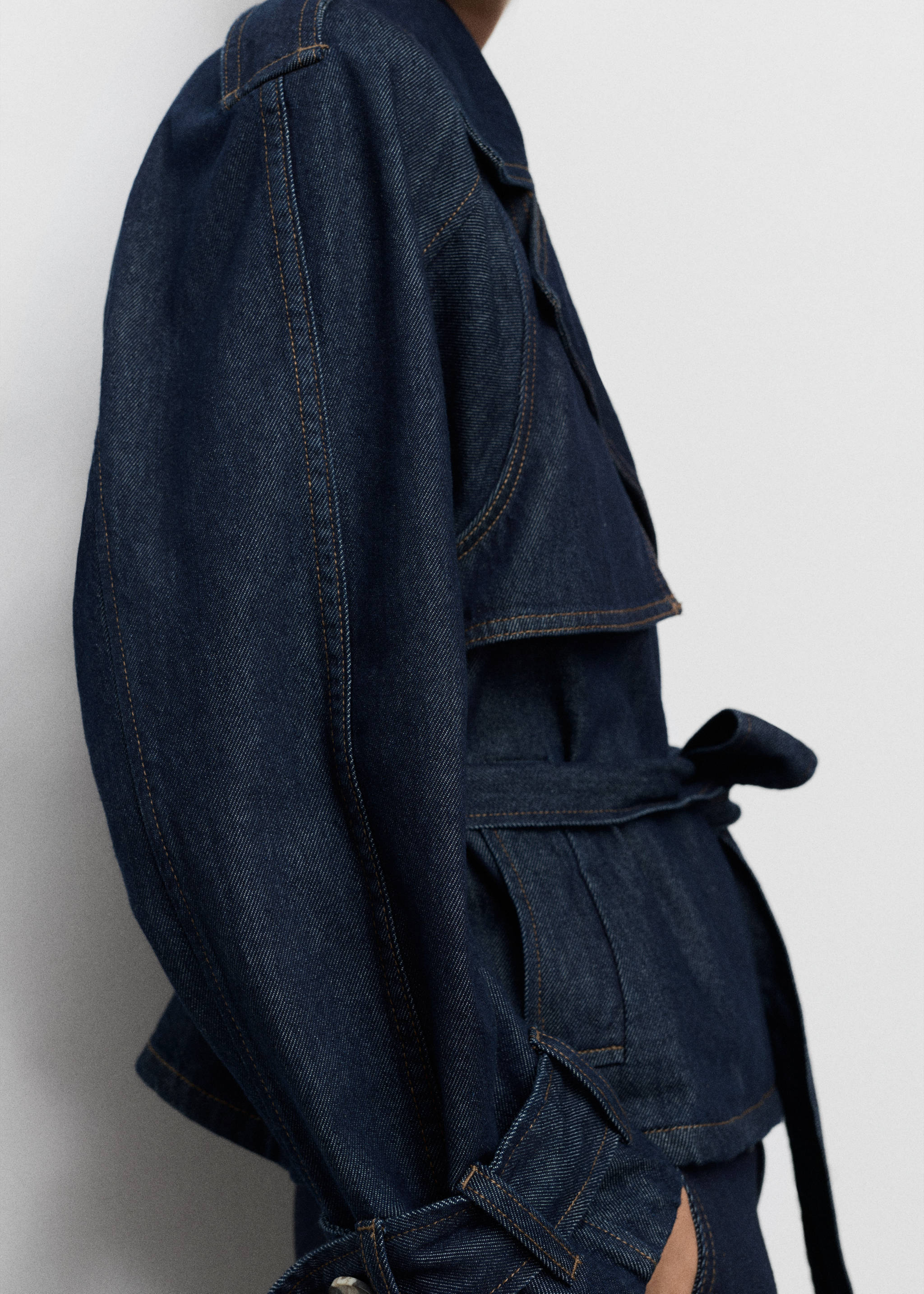 Gabardina de tejido vaquero en azul oscuro con costuras en contraste y cinturón lazada del mismo tejido