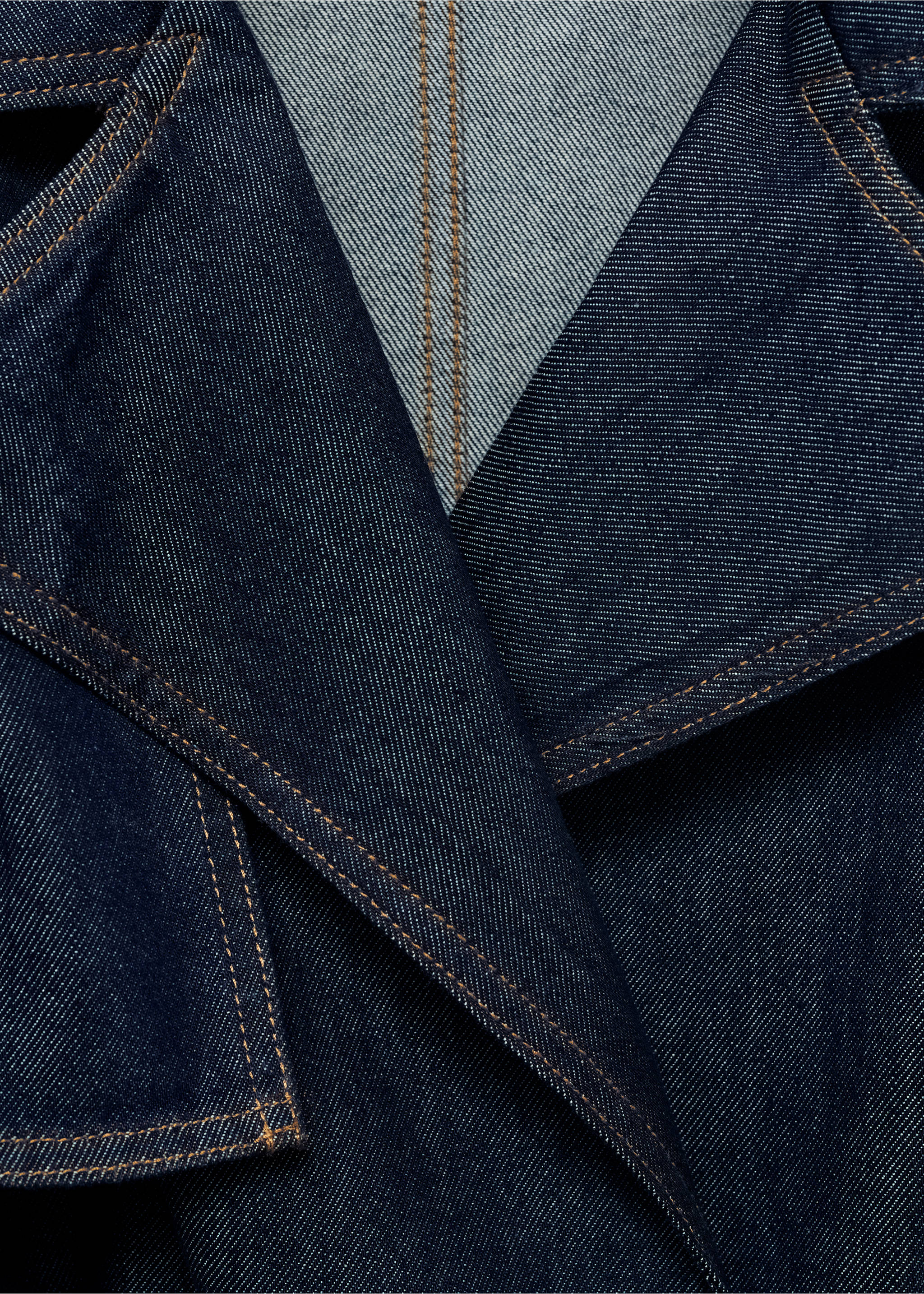 Detalle de gabardina vaquera en azul oscuro con costuras en contraste., Azul. Ref: 17074118-00.