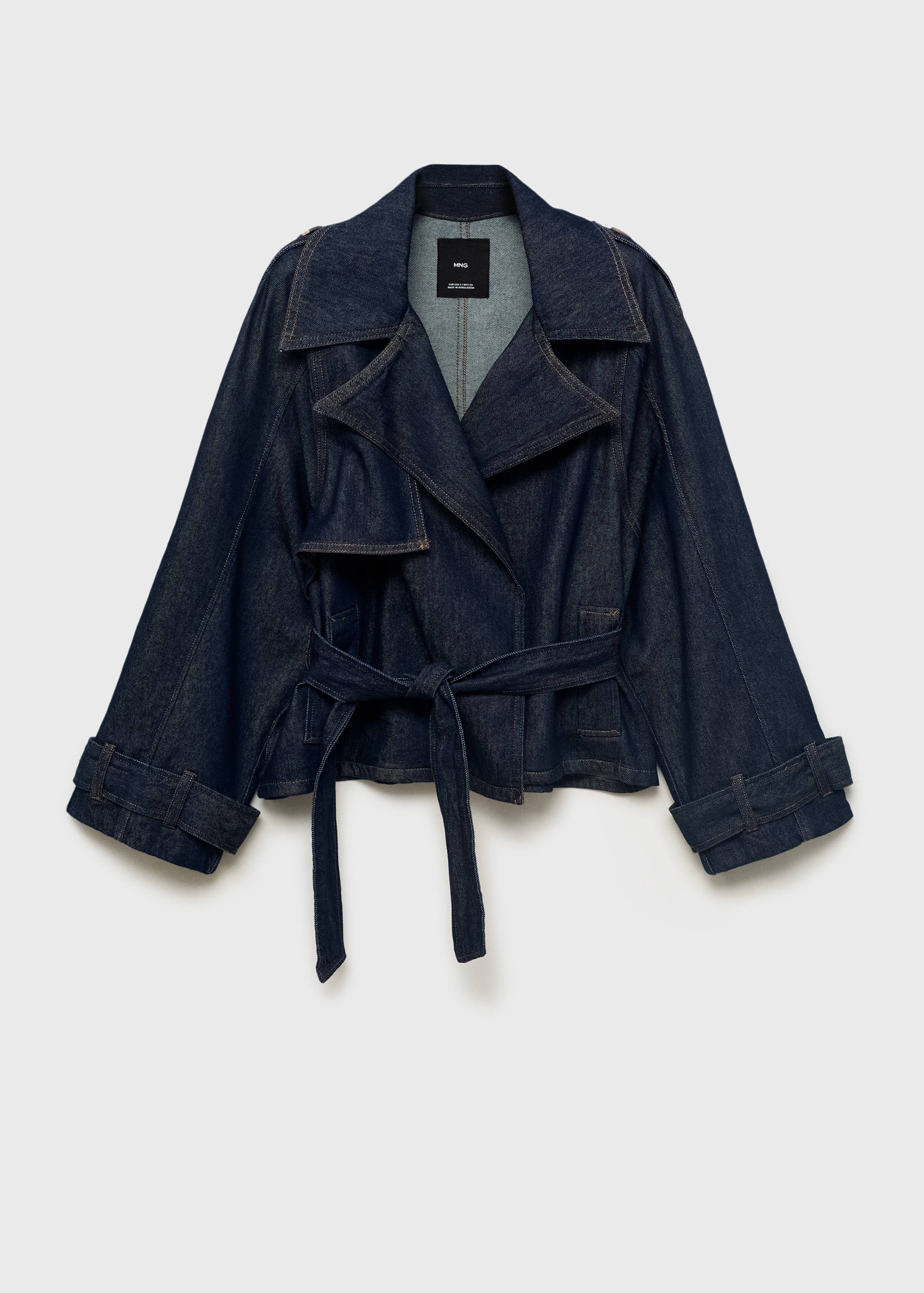 Gabardina vaquera azul oscuro con solapas grandes y cinturón de lazada.