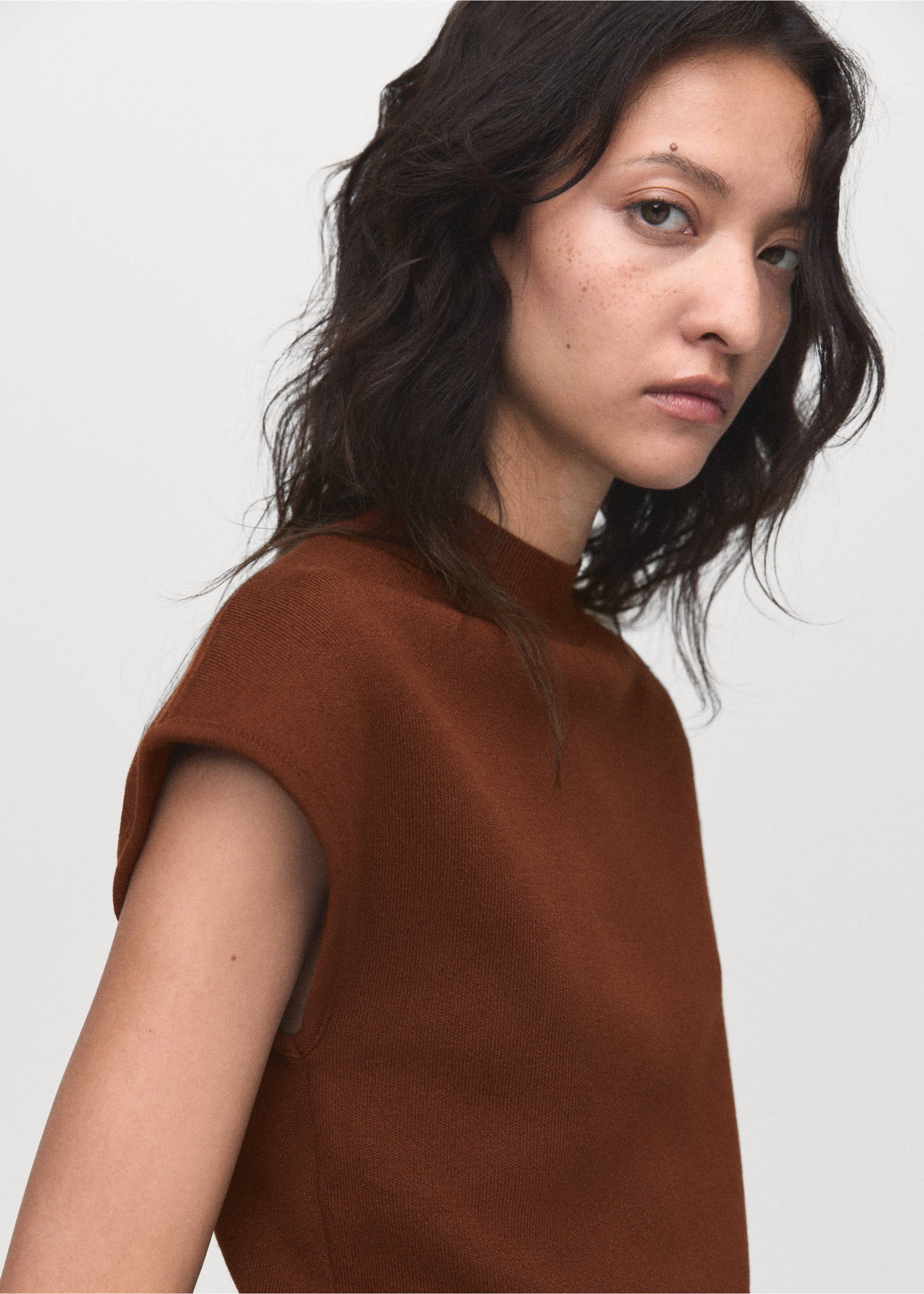 Short-sleeved fine-knit sweater - Details of the article 1, Brown. Ref: 17074129-00.