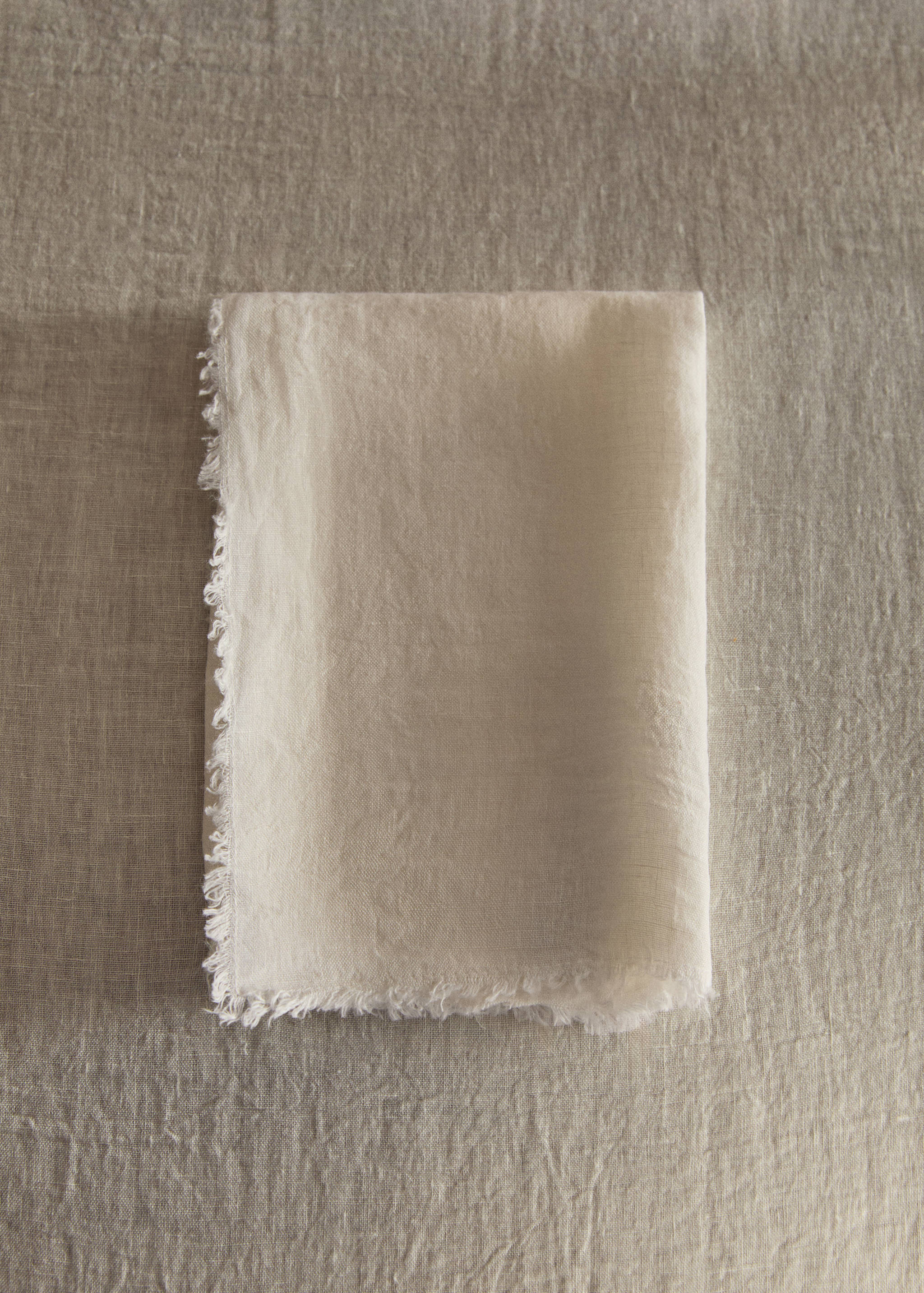 Linen napkins with frayed ends - General plane