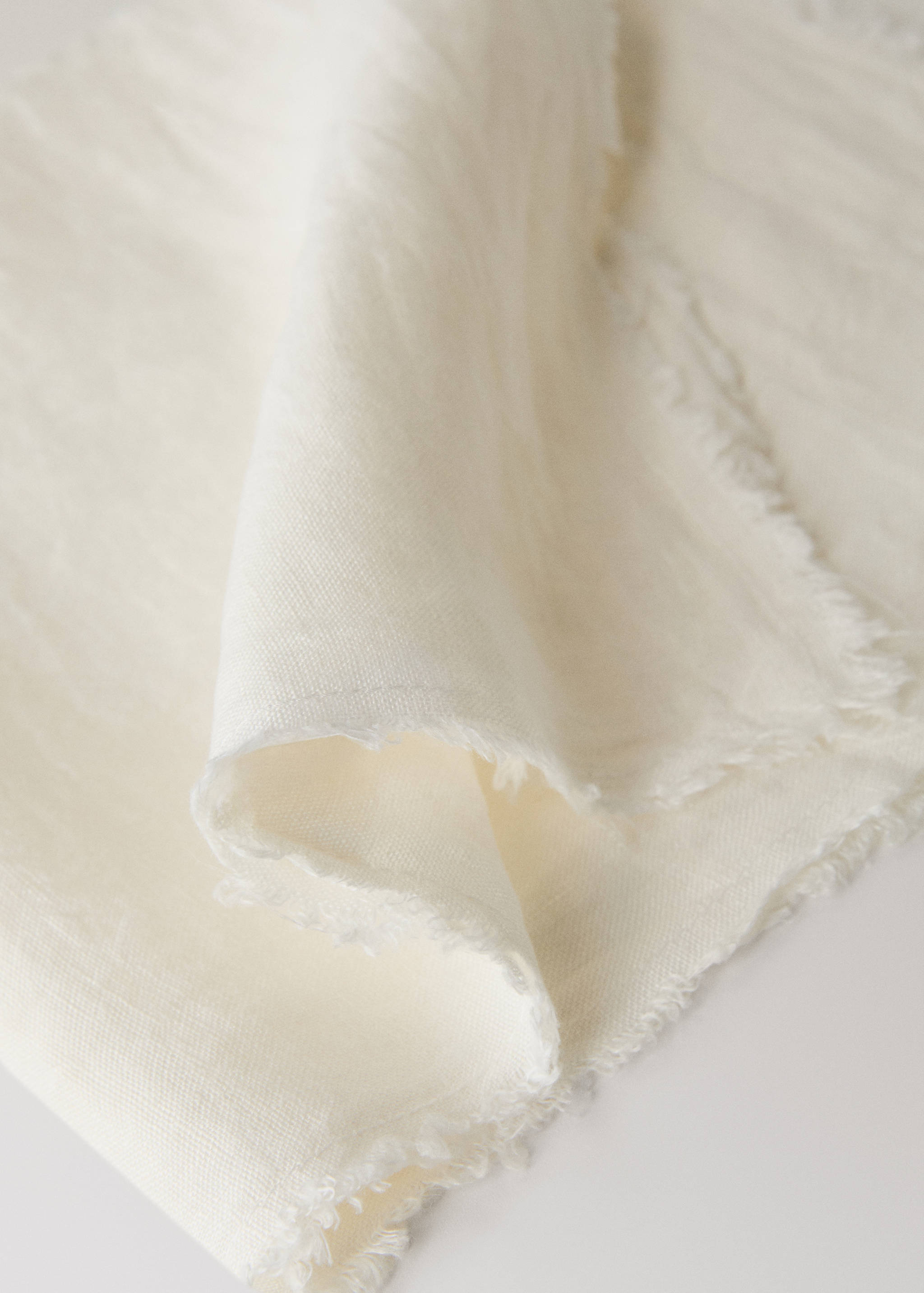 Linen napkins with frayed ends - Details of the article 2