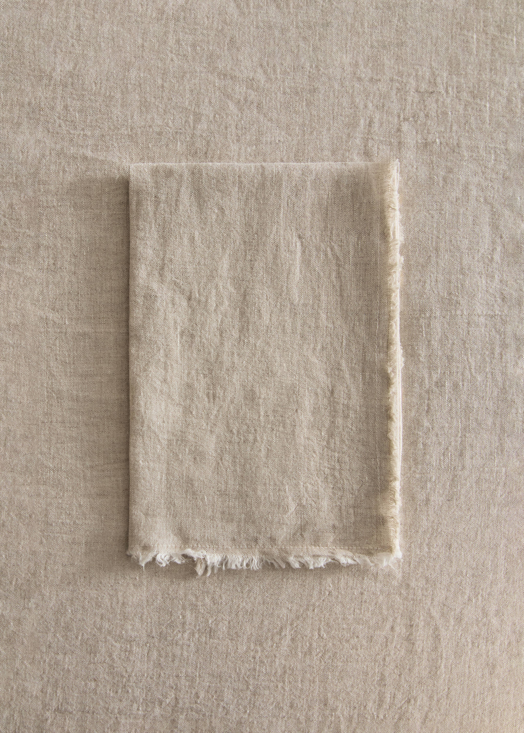 Linen napkins with frayed ends - General plane