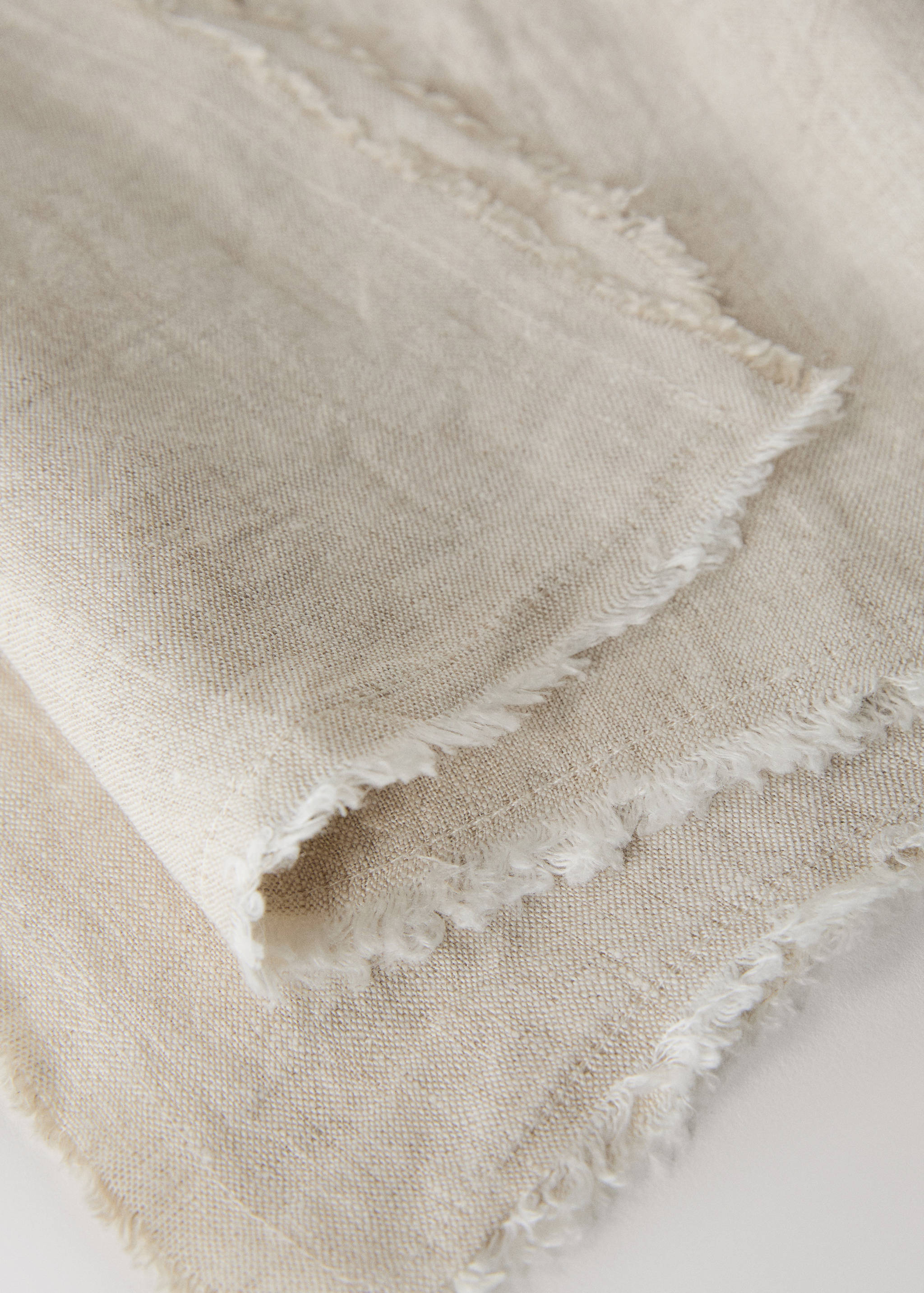 Linen napkins with frayed ends - Details of the article 2