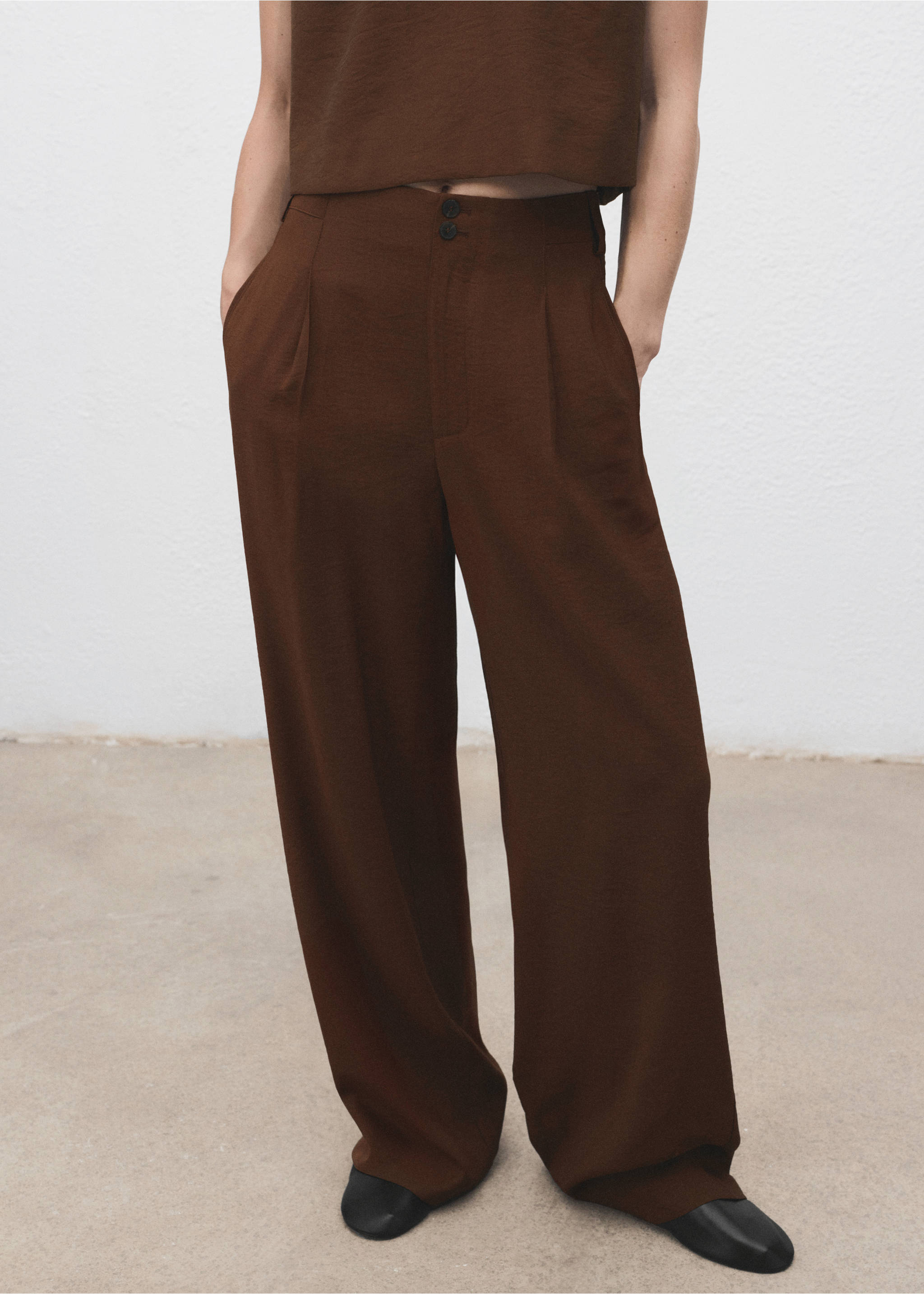 Pantalon droit pinces - Plan moyen, Marron. Ref: 17074142-00.