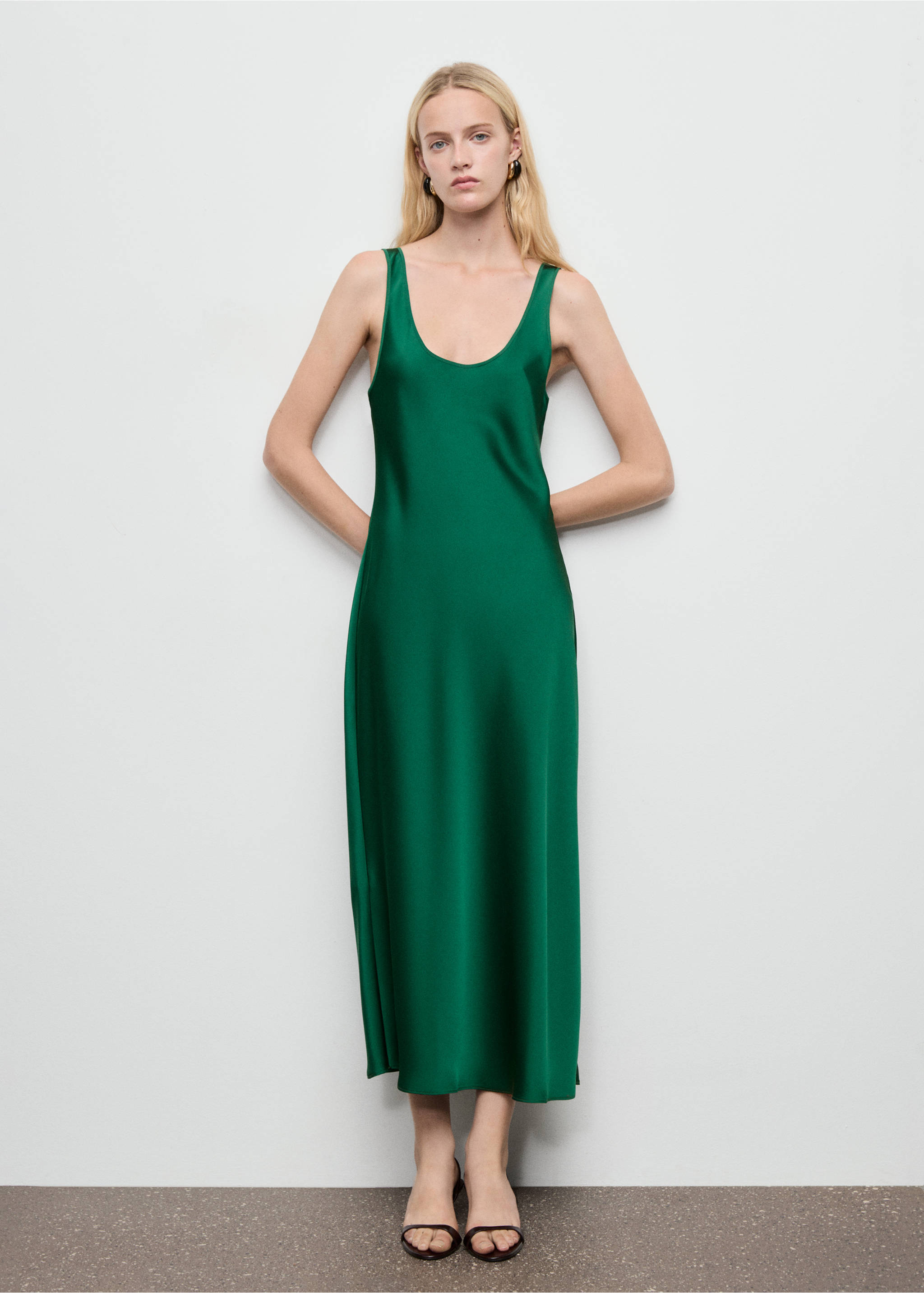 Satin dress with a low-cut neckline - General plane, Green. Ref: 17074783-00.