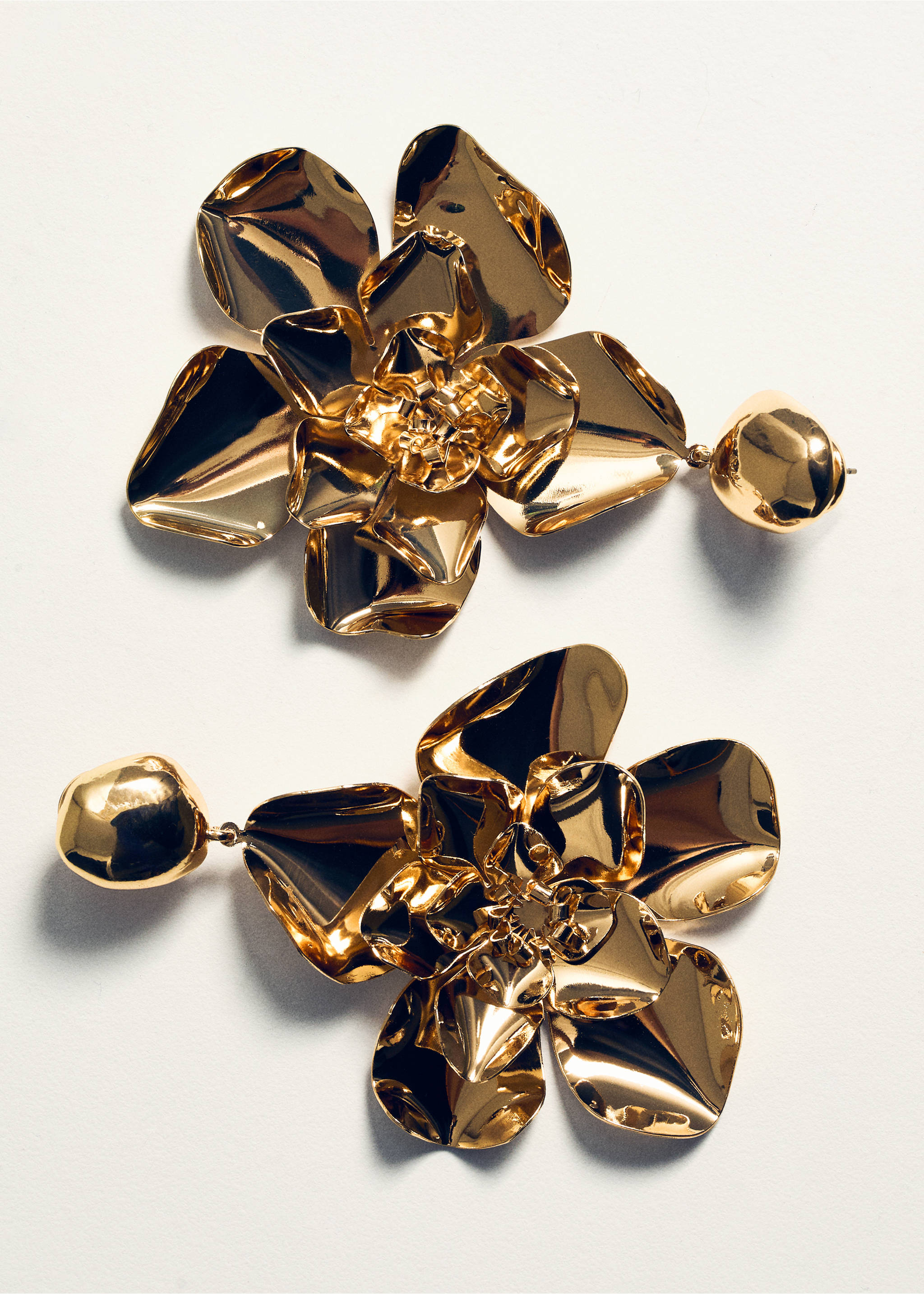 Oorbellen met maxibloem - Detail van het artikel 5, Goud. Ref: 17074789-00.