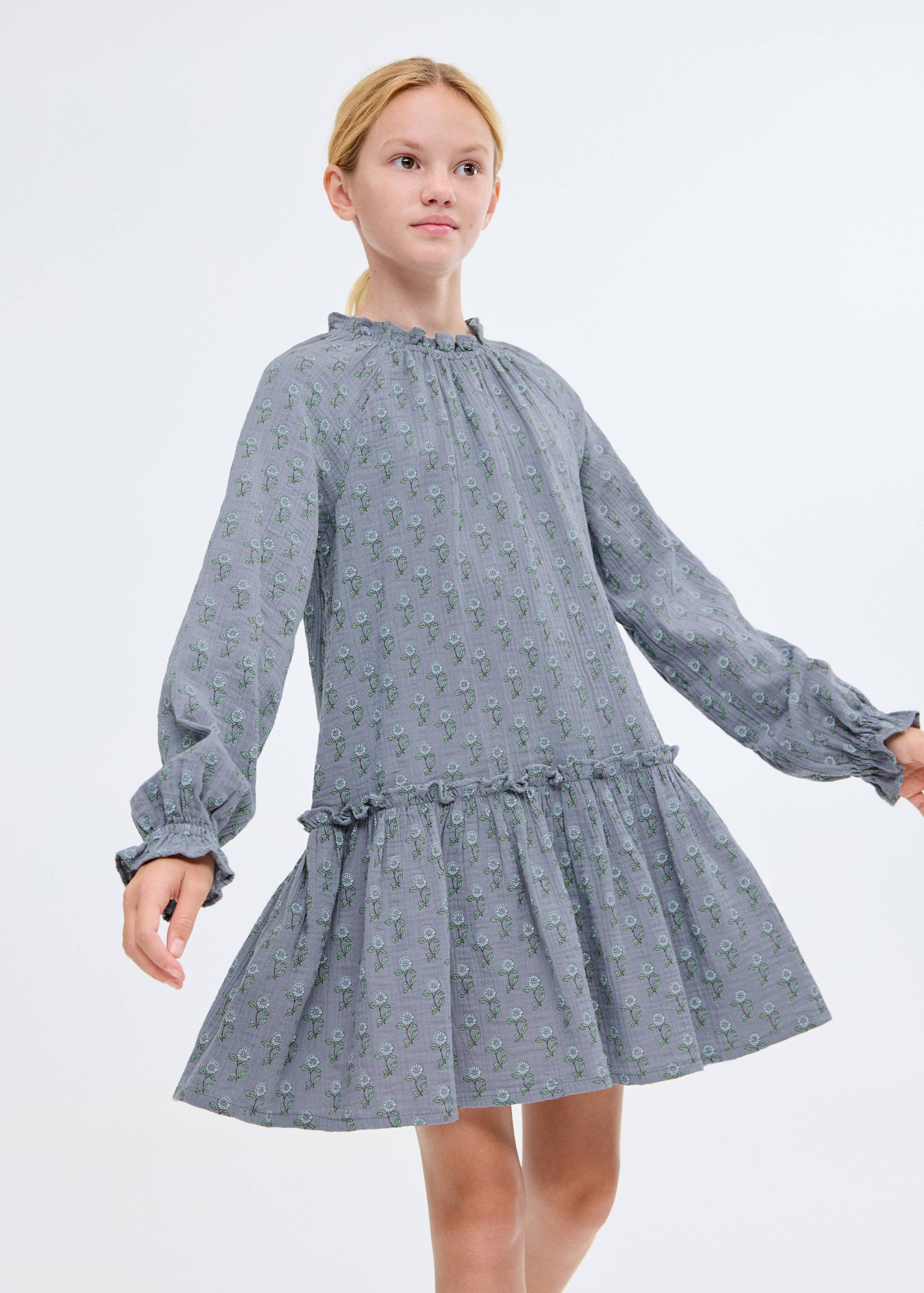 Robe florale à volant - Plan moyen