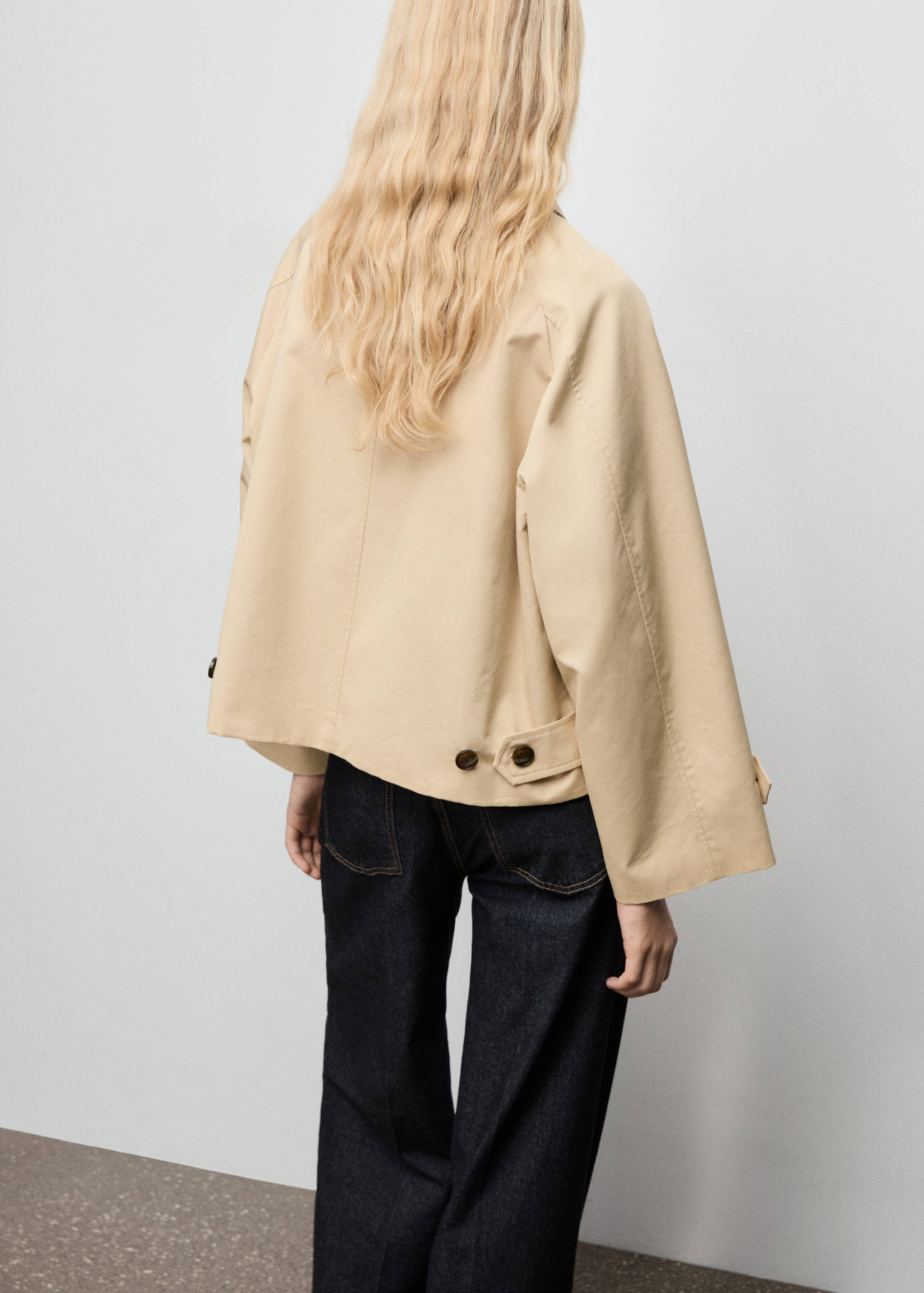 Trench corto oversize trabillas - Reverso del artículo